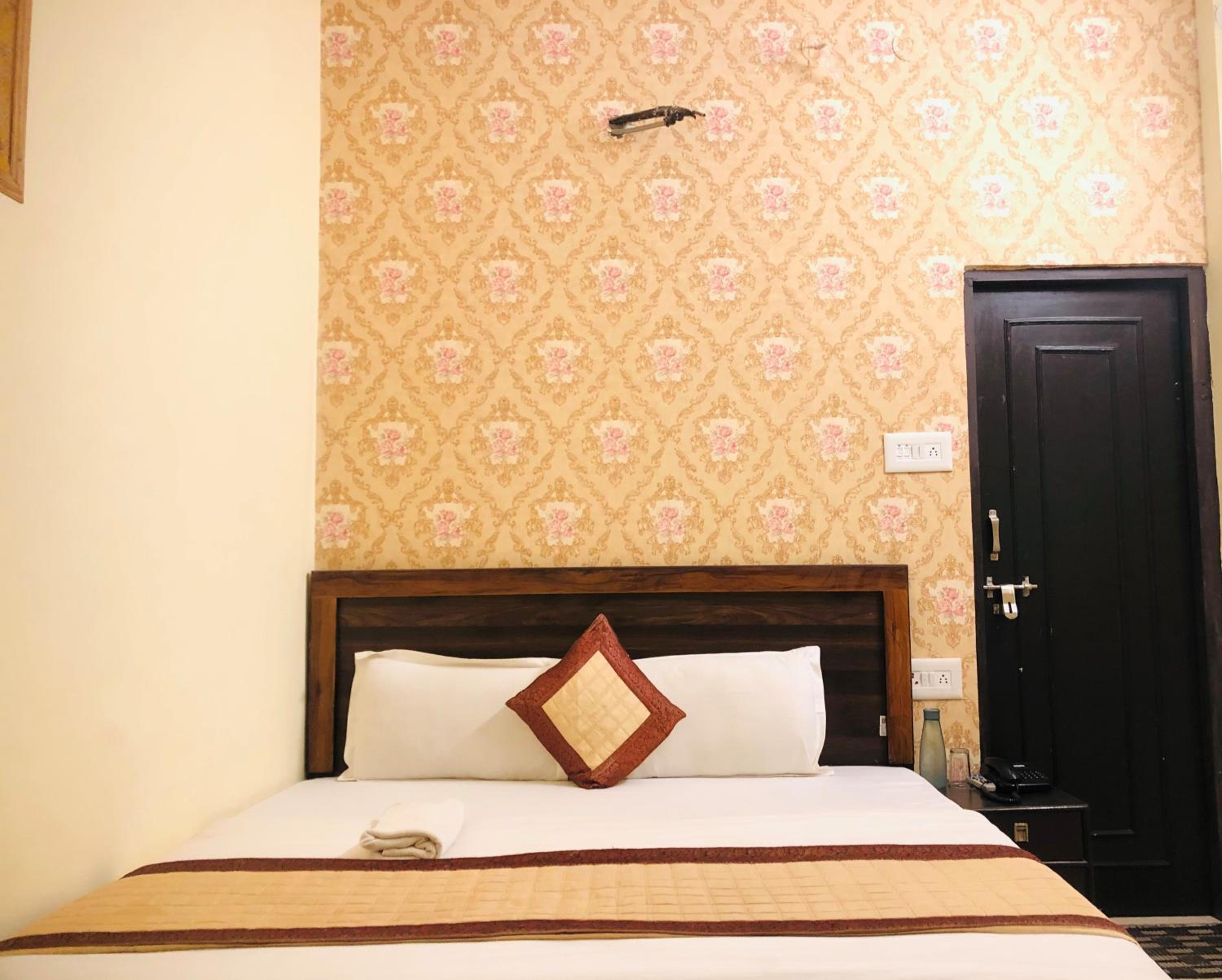 Deluxe King Room - Photo 17