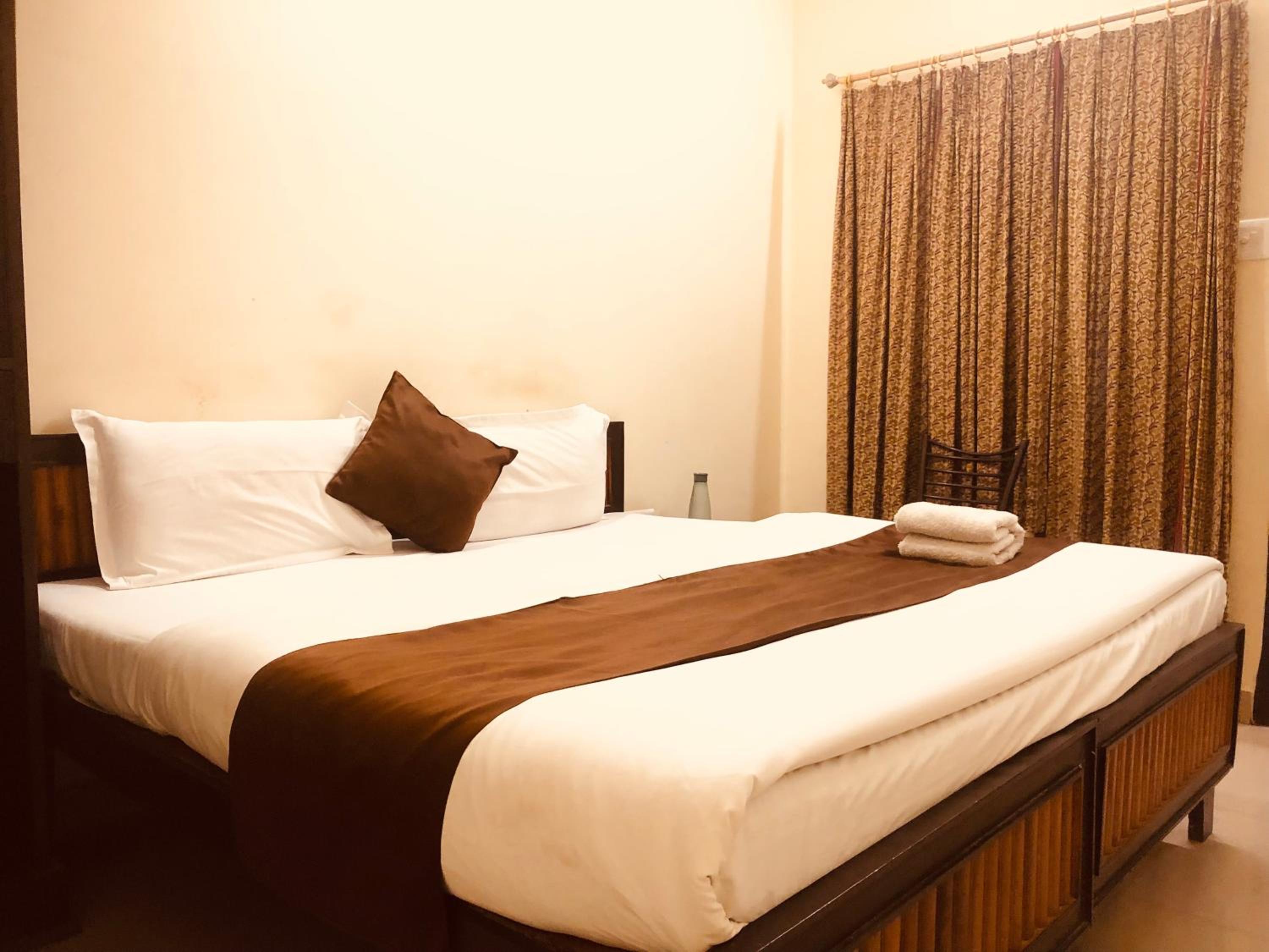 Deluxe King Room - Photo 8