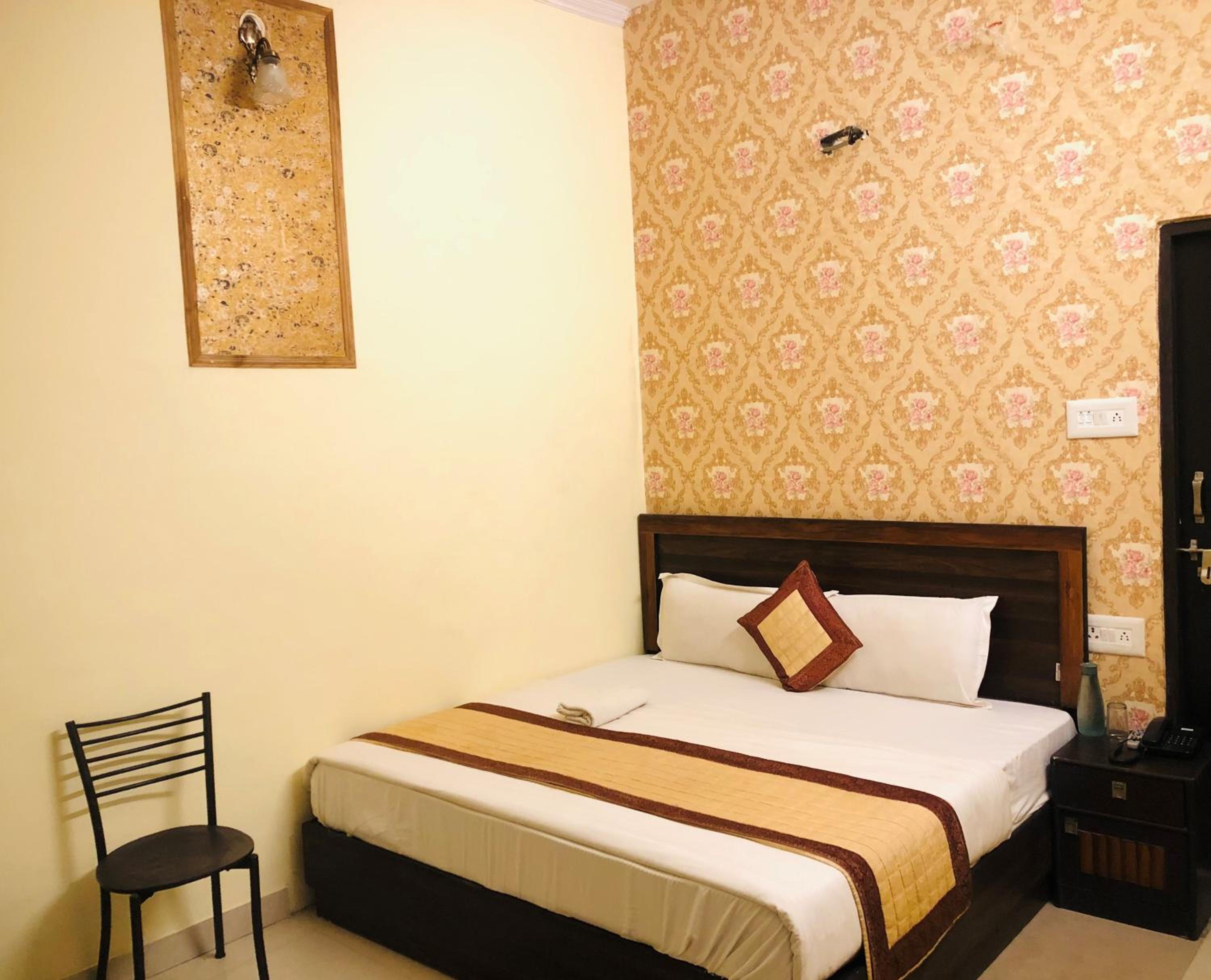 Deluxe King Room - Photo 7