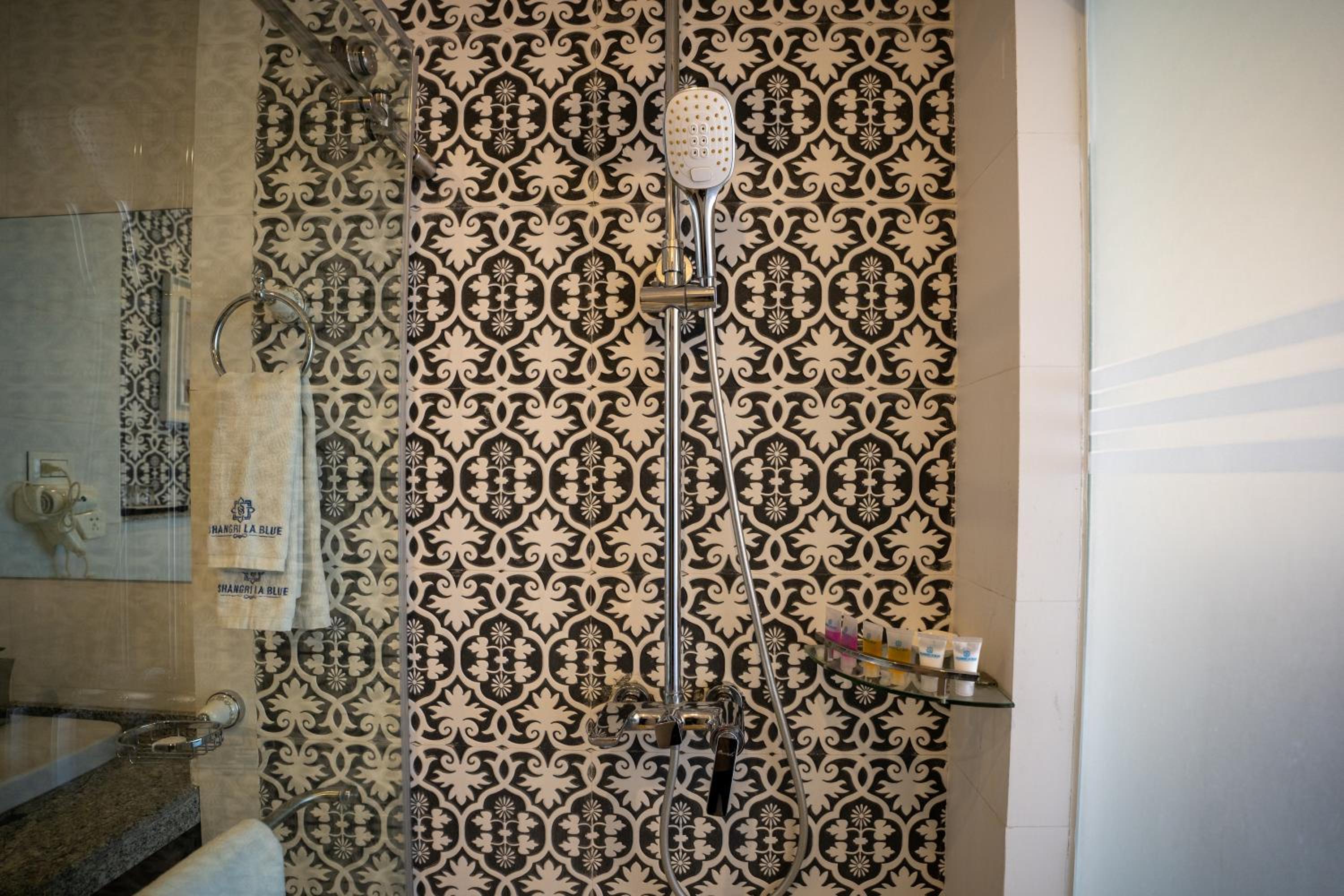 Deluxe Queen Room - Photo 5