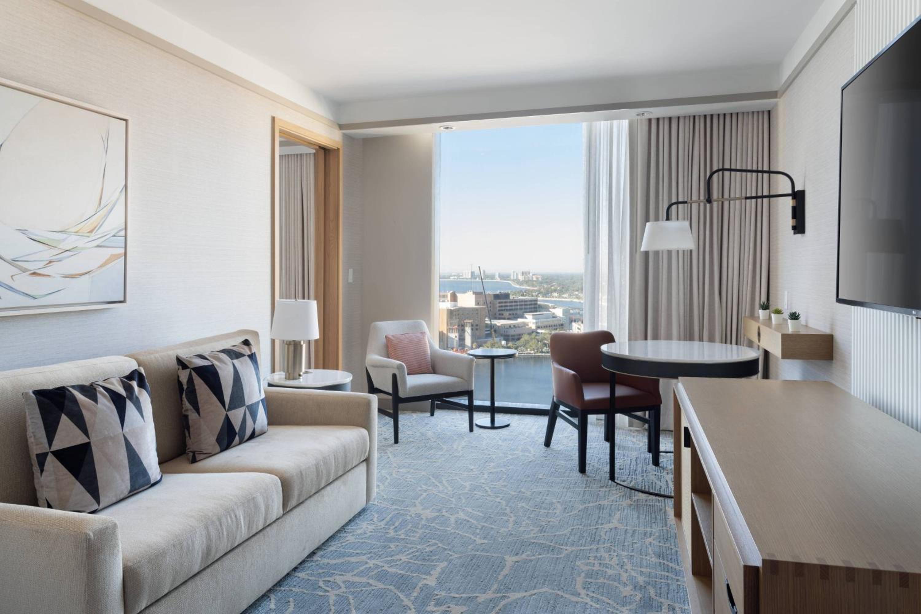 1 Bedroom Executive suite with 1 King, Sofa bed, Corner room