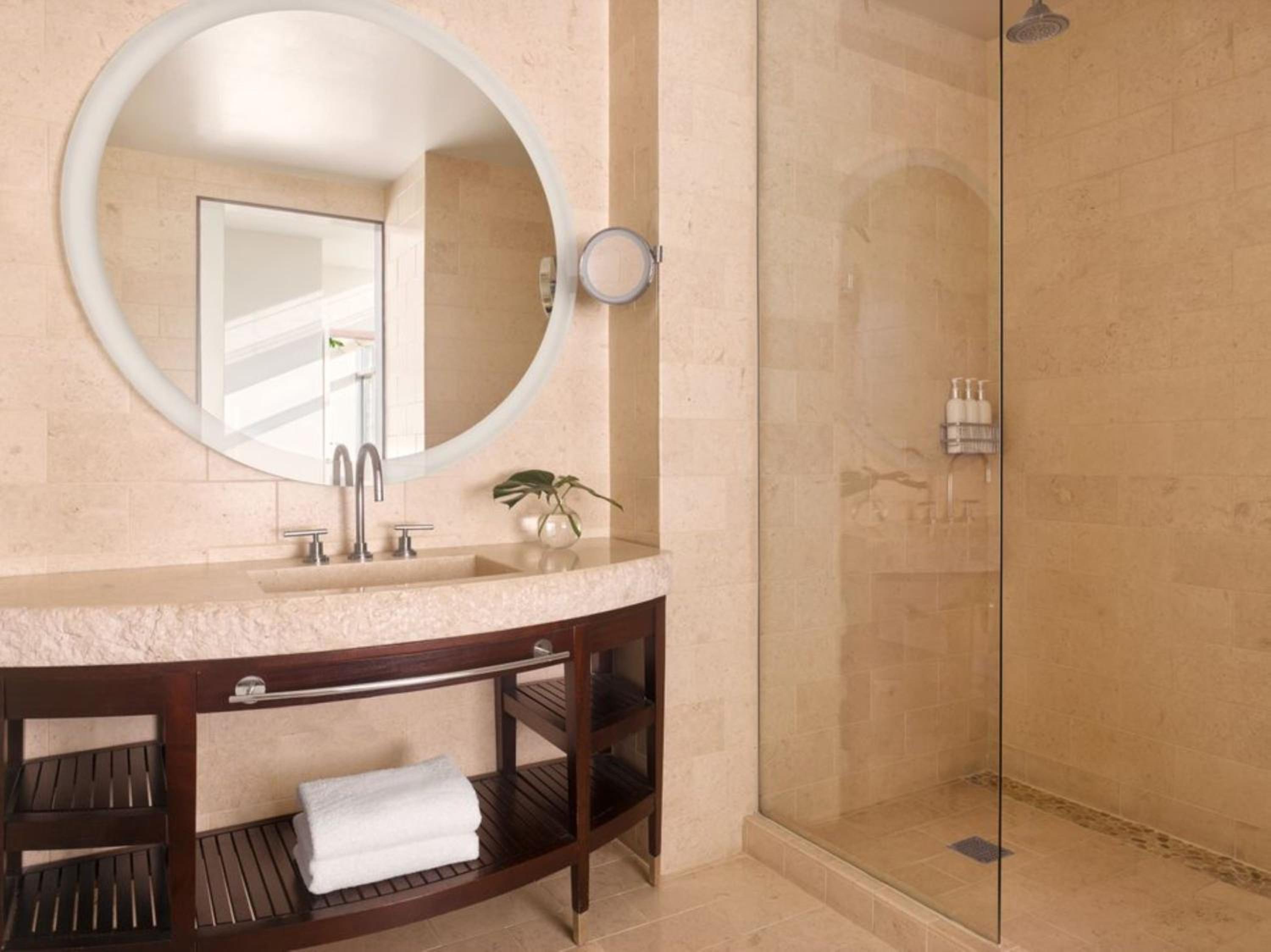 Premium King Room with Balcony and City View - Photo 5