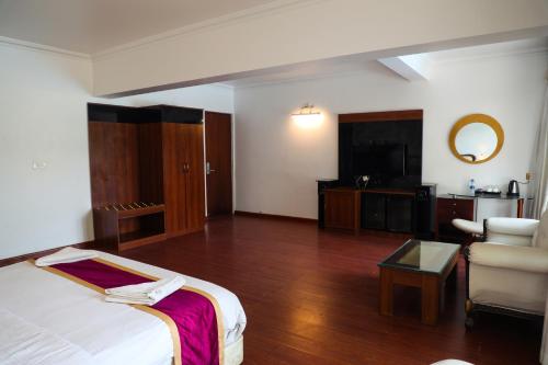 Queen Room with Pool View photo 3