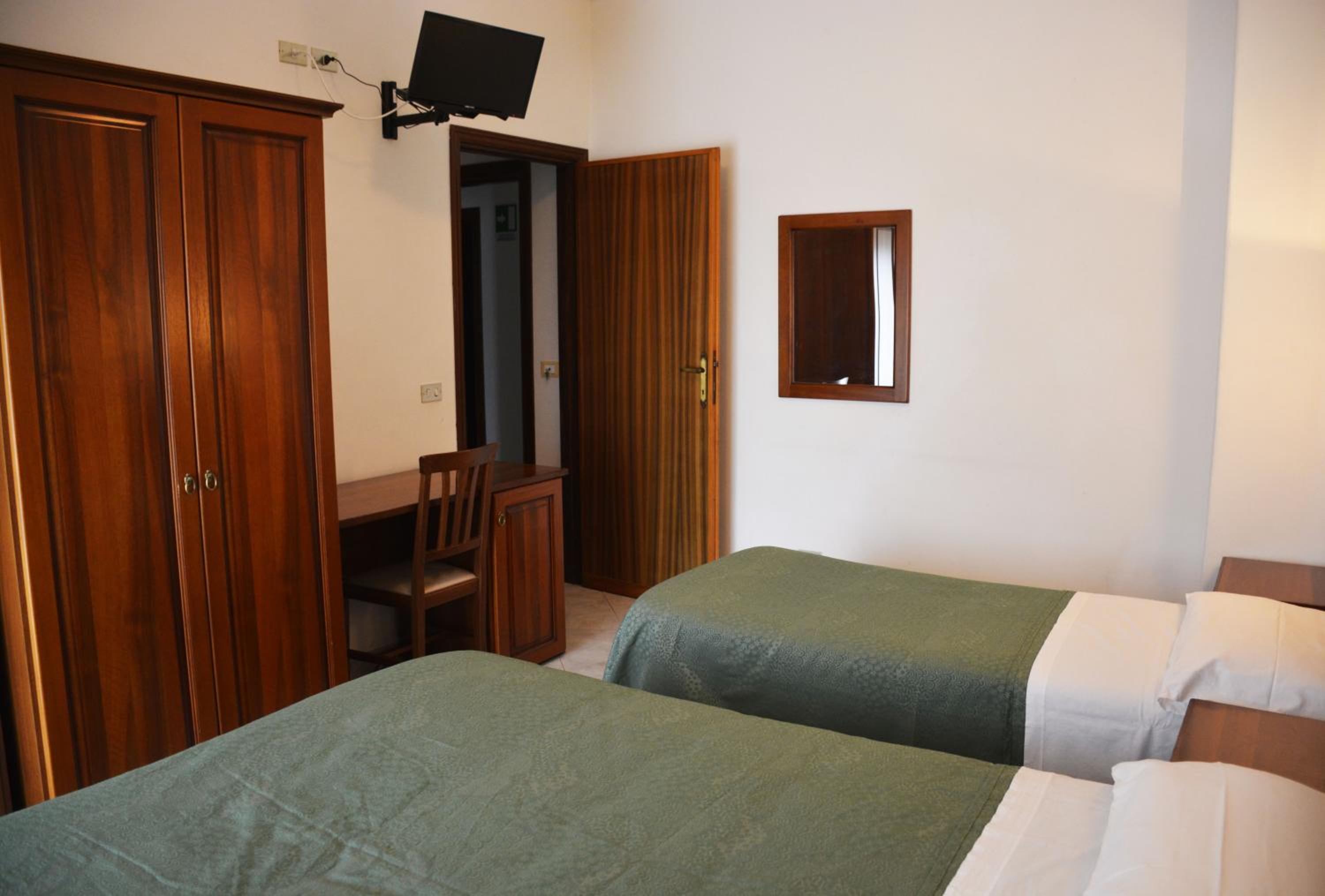 Deluxe Double Room (2 Adults + 1 Child) photo 1