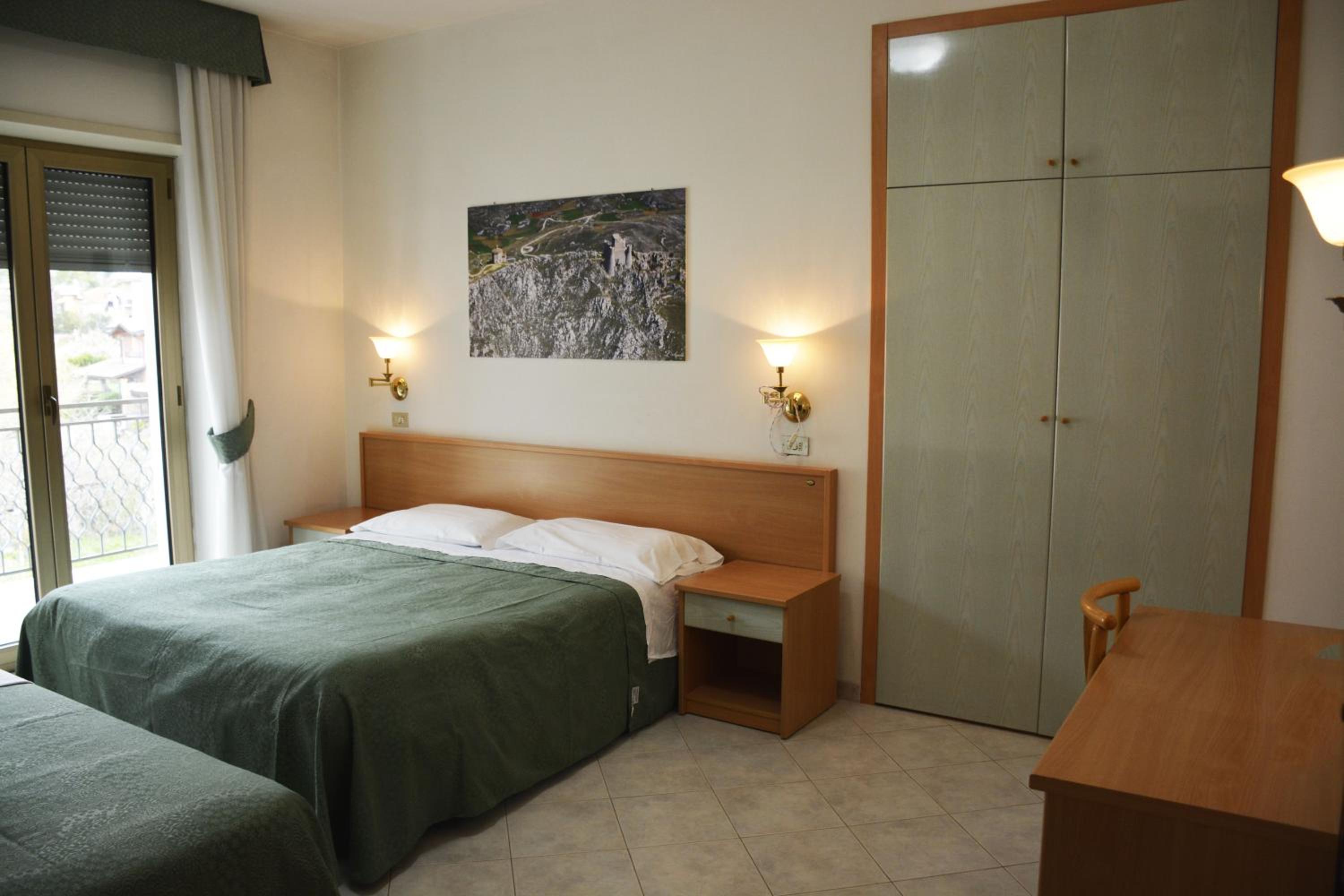 Deluxe Double Room (2 Adults + 1 Child) photo 2