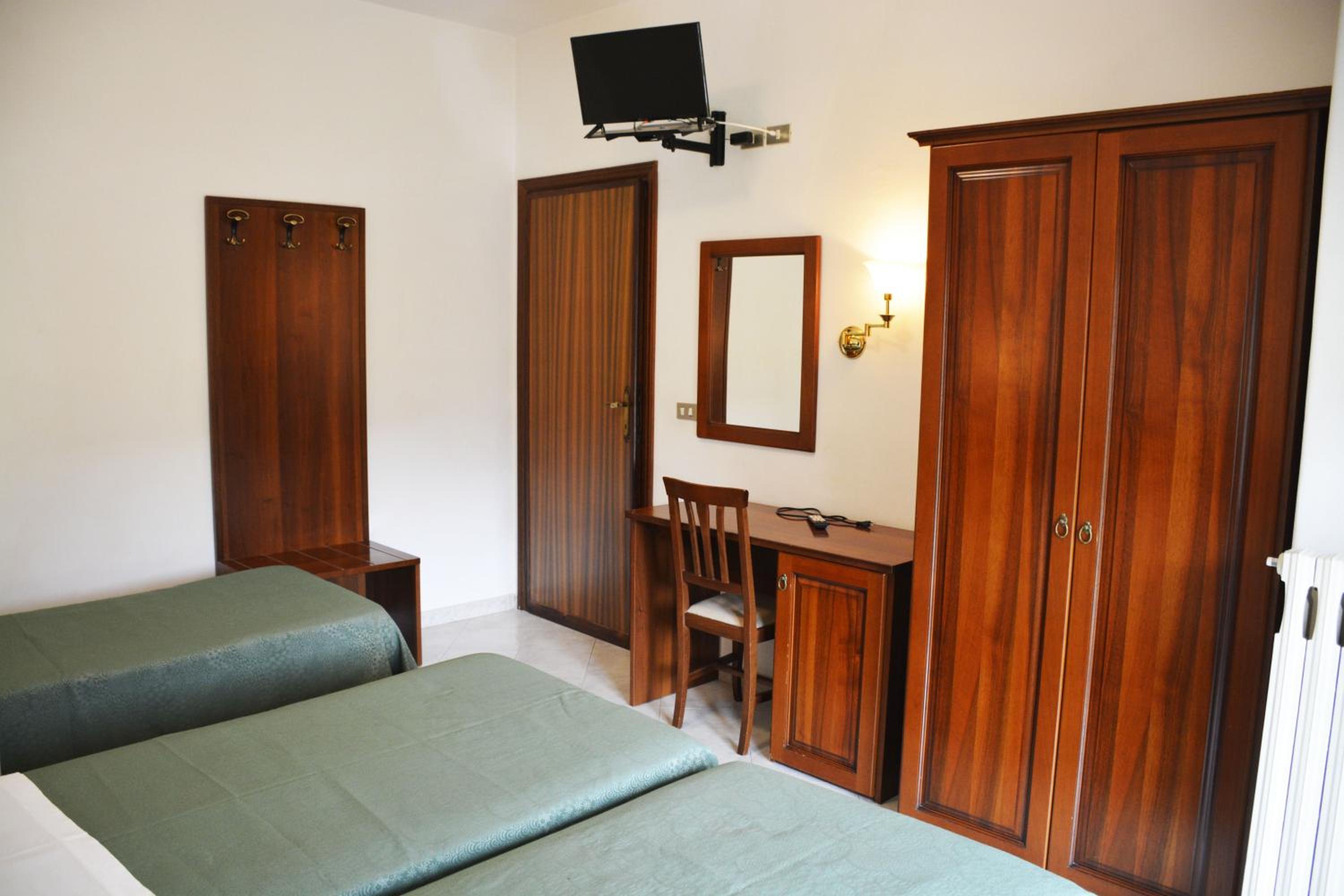 Classic Triple Room photo 2