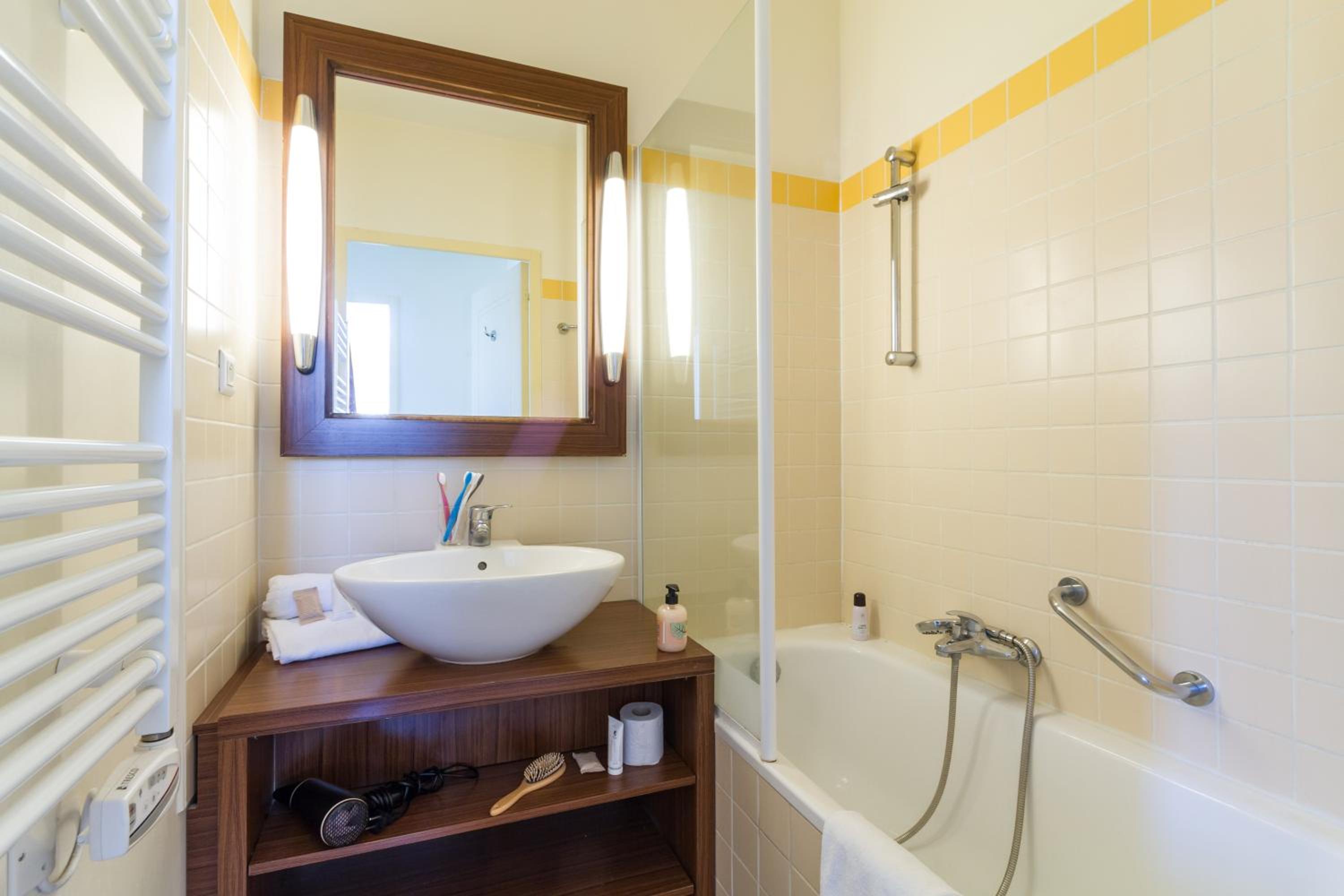 Two-Bedroom Apartment (6 People) photo 2