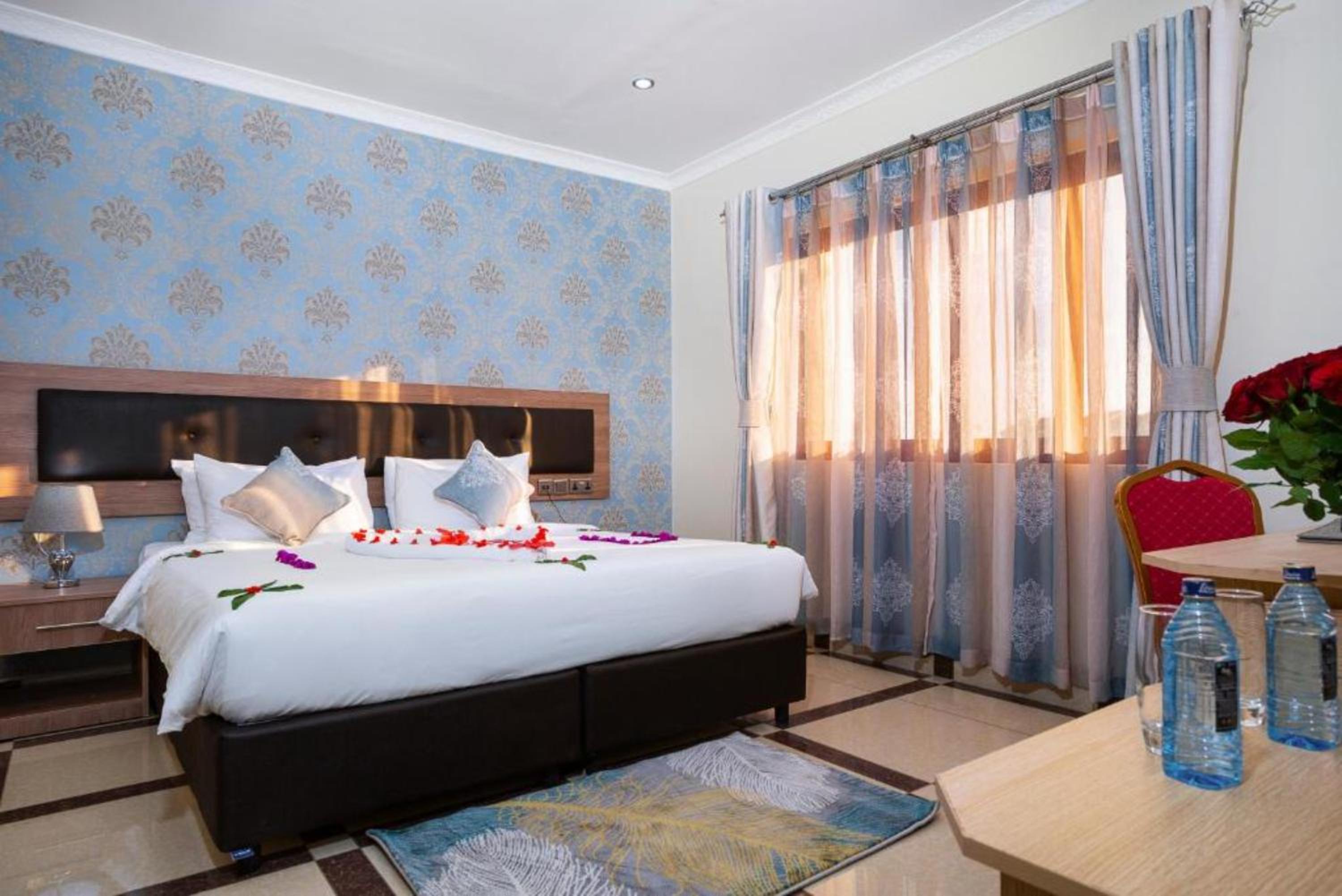 Standard Double Room - Photo 12