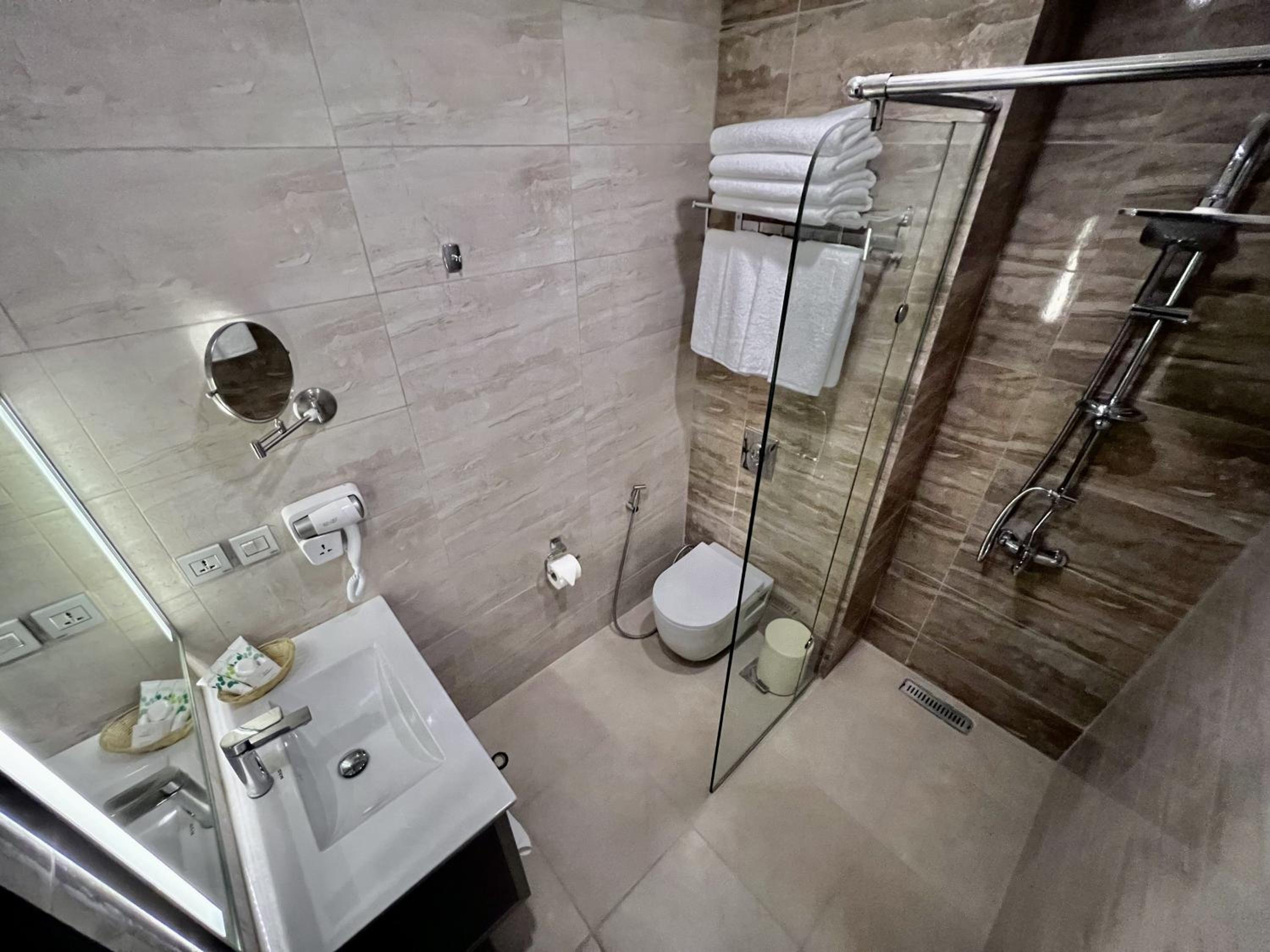 Standard Twin Room - Photo 3
