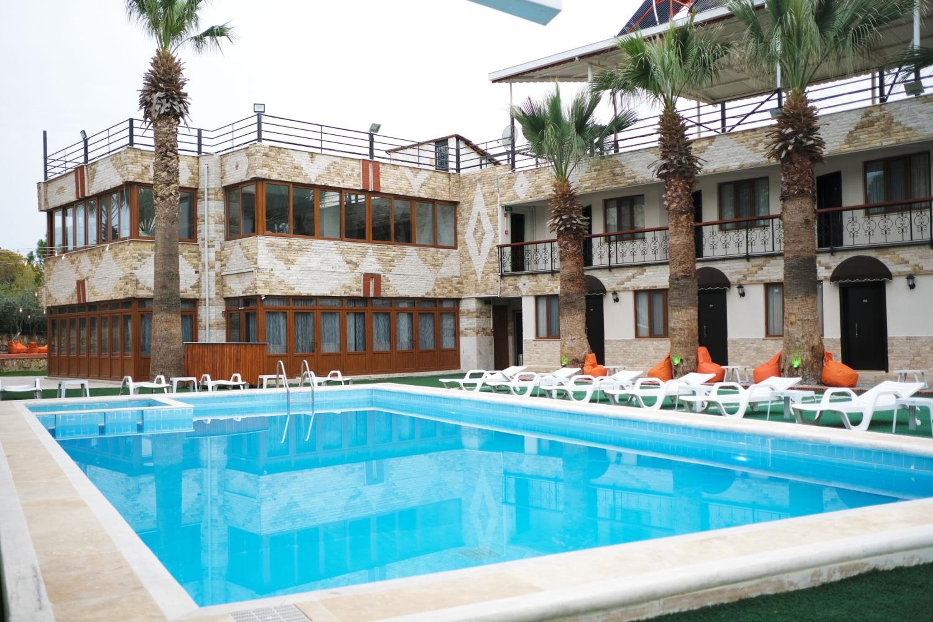 Double Room with Pool View - Photo 10
