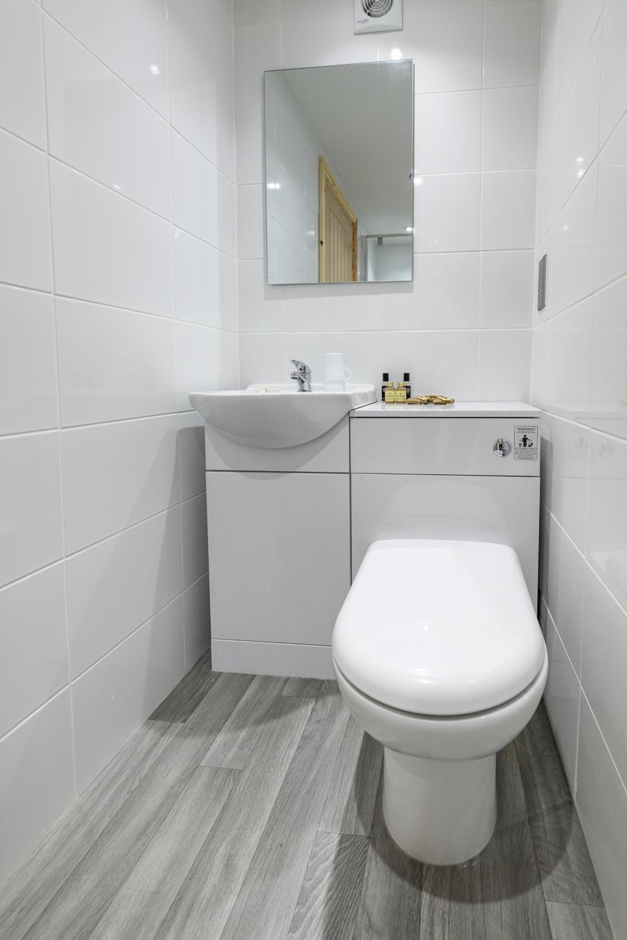 Double Room with Private Bathroom - Photo 10