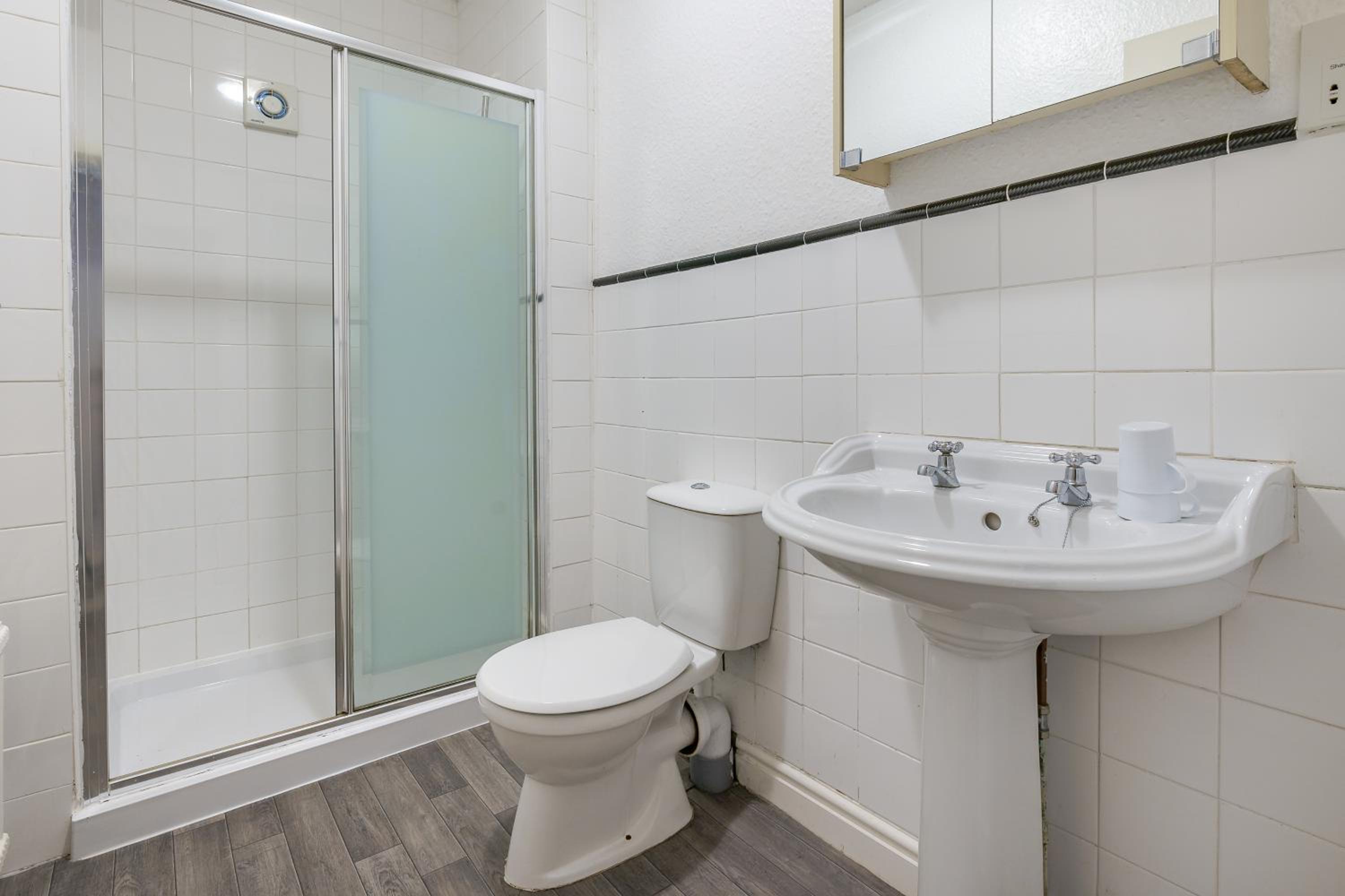 Twin Room with Bathroom - Photo 6