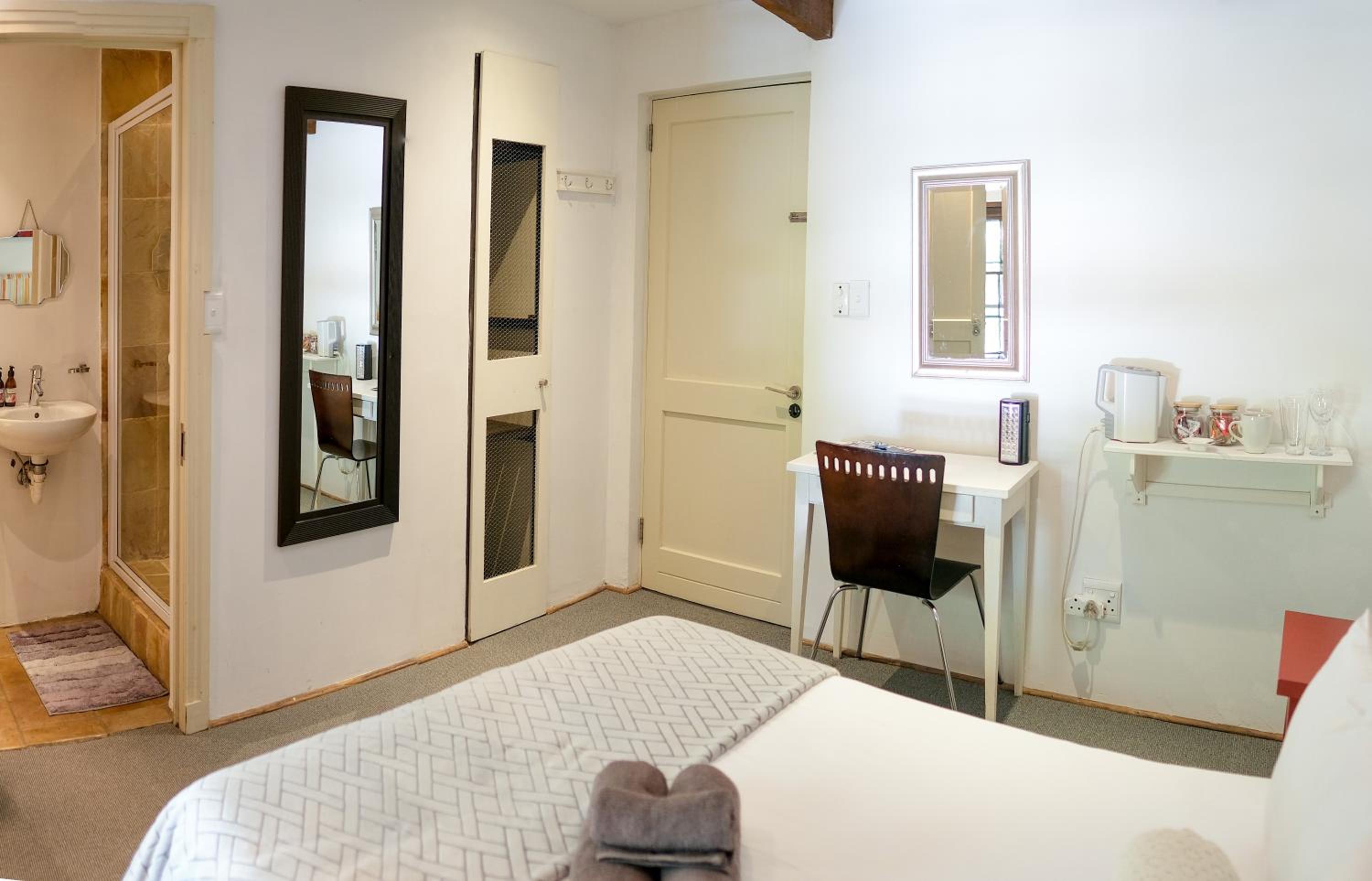 Standard Queen Room photo 3