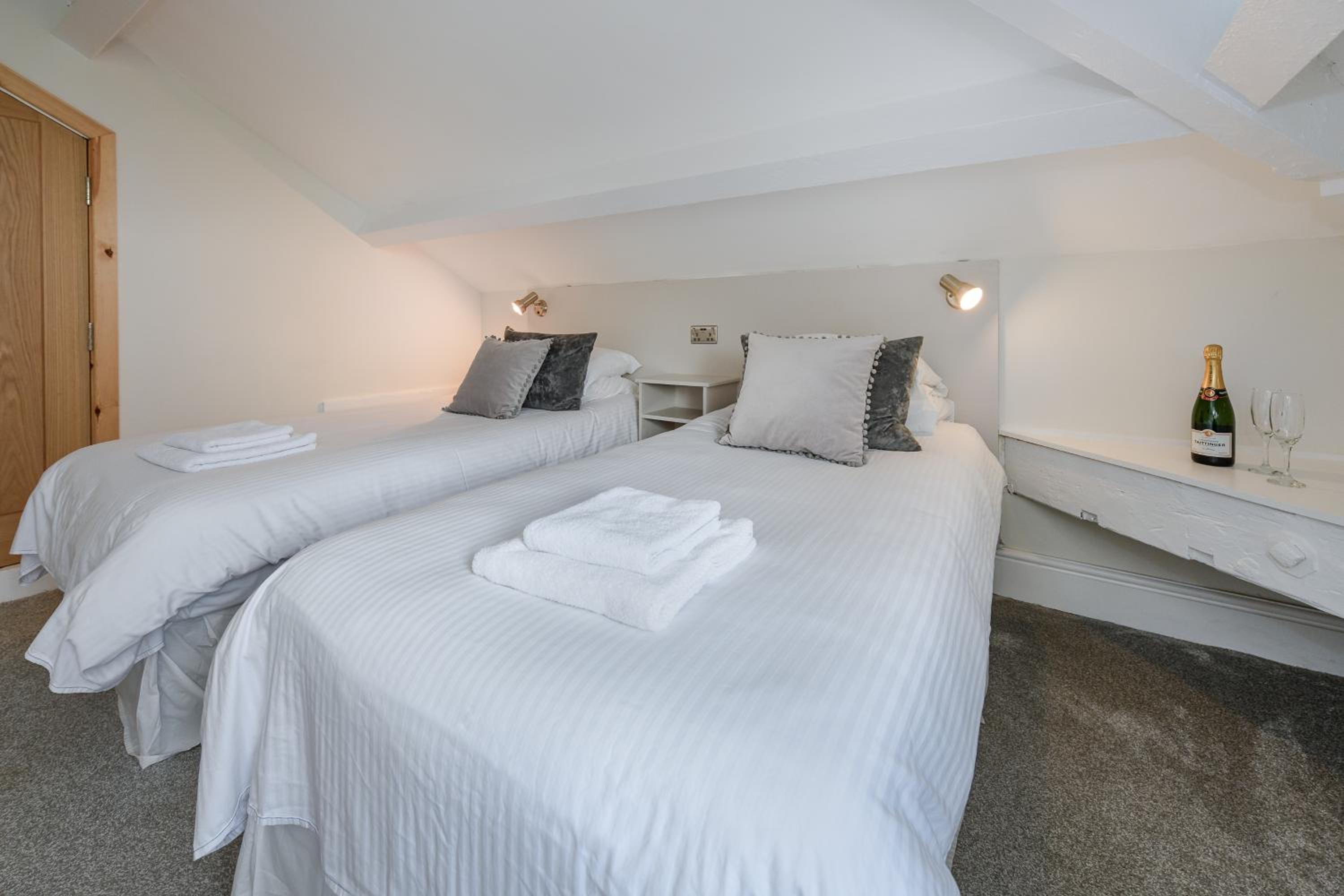 Budget Twin Room - Photo 4