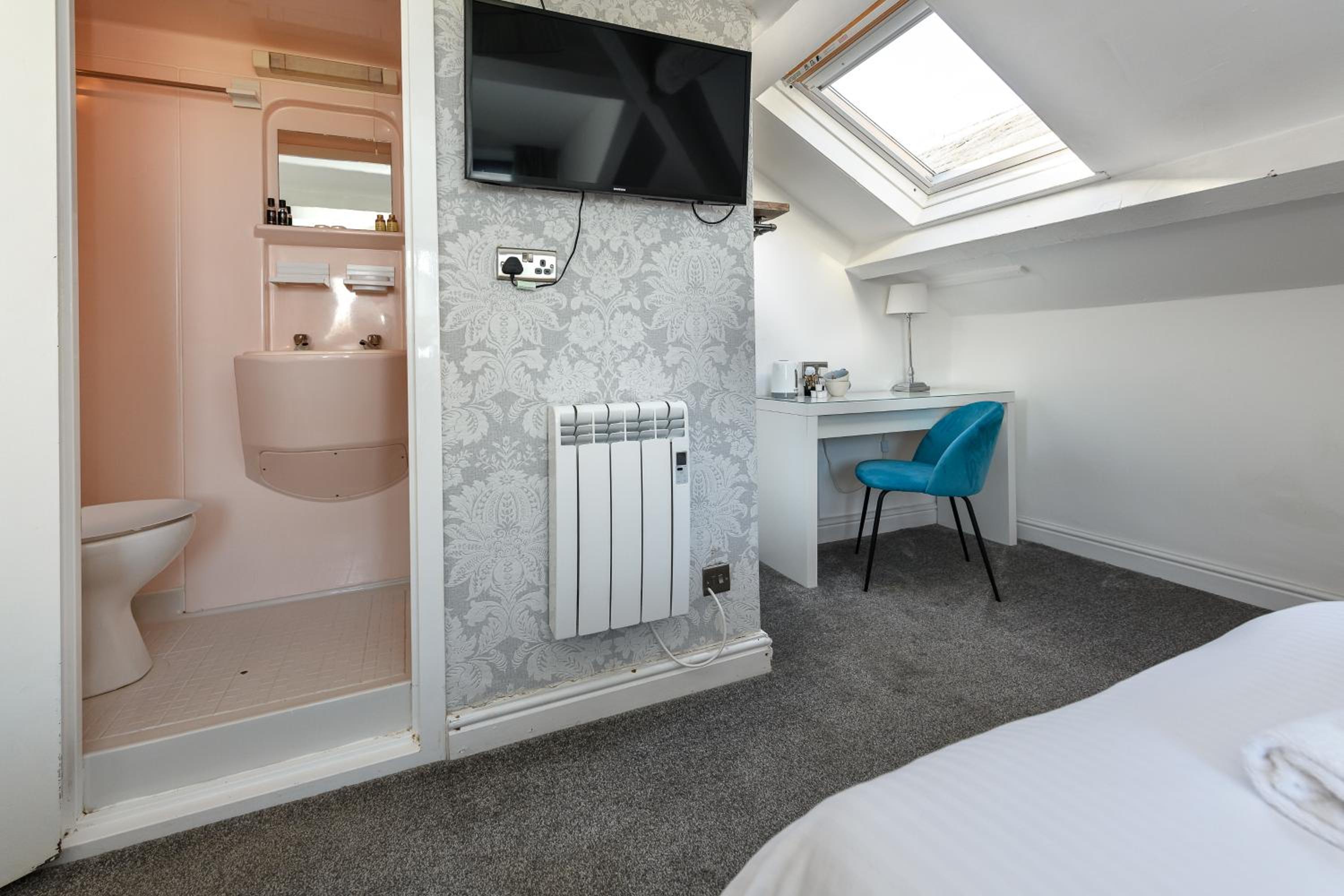 Budget Twin Room - Photo 6