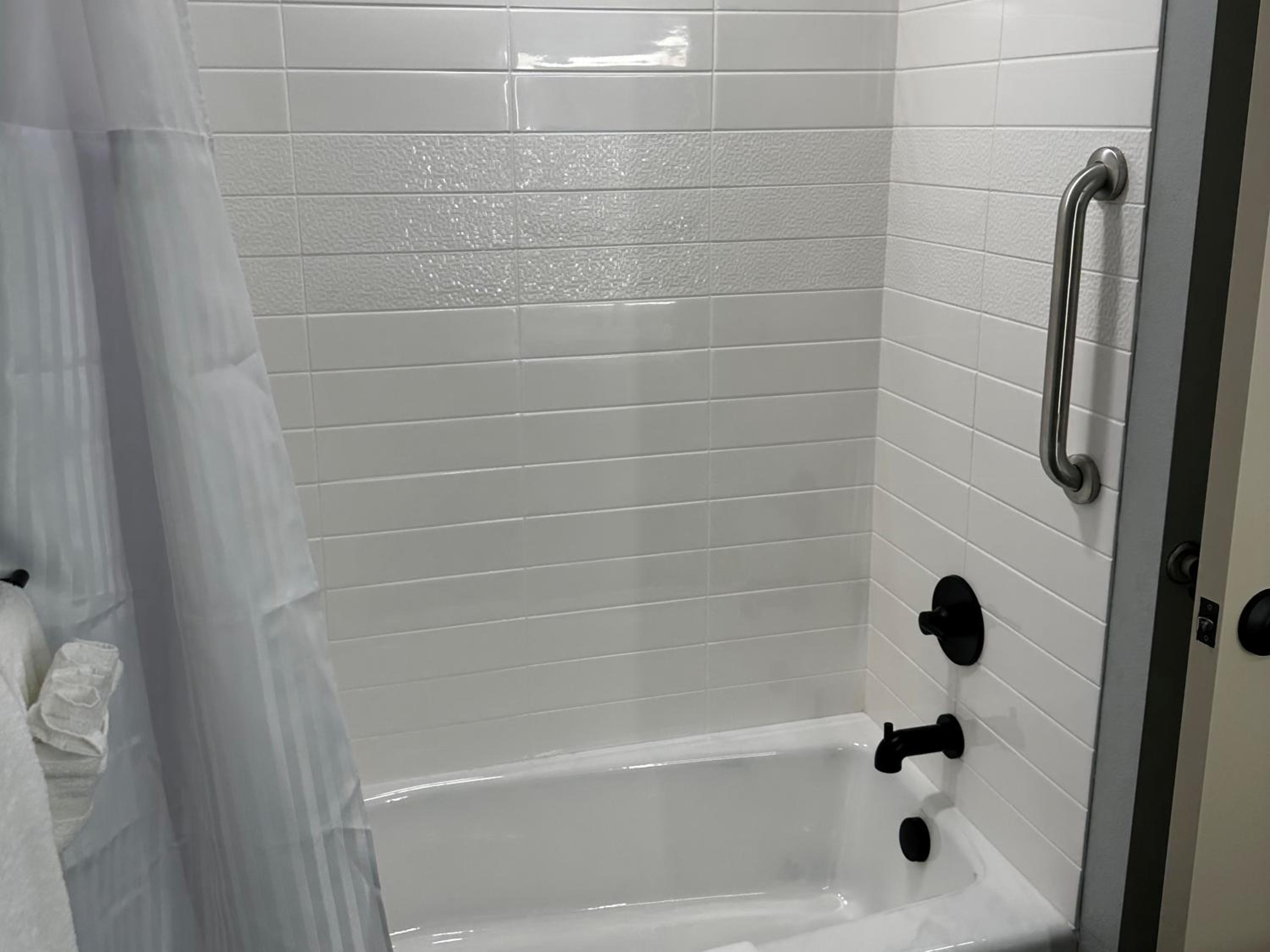 Queen Room with Two Queen Beds - Hearing Accessible/Non-Smoking - Photo 8
