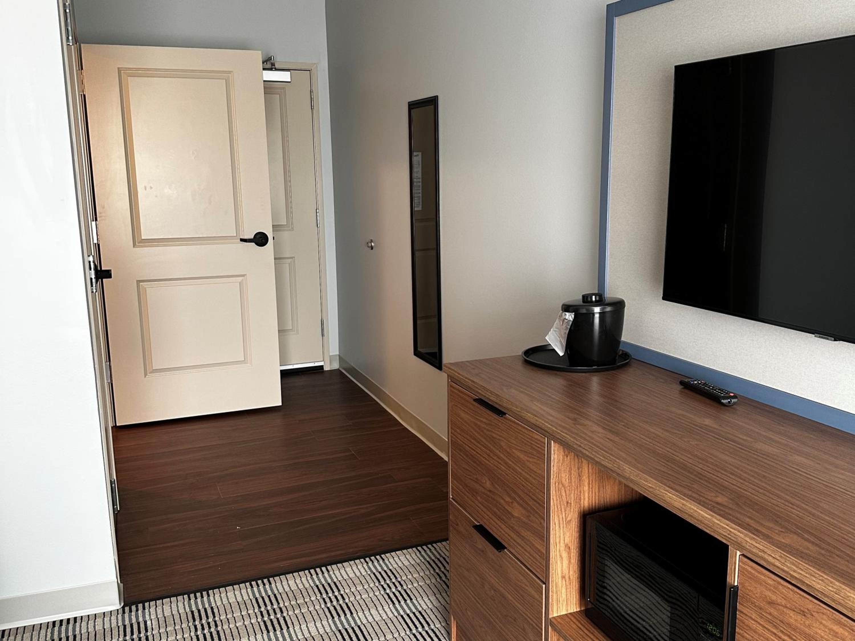 Queen Room with Two Queen Beds - Hearing Accessible/Non-Smoking - Photo 5