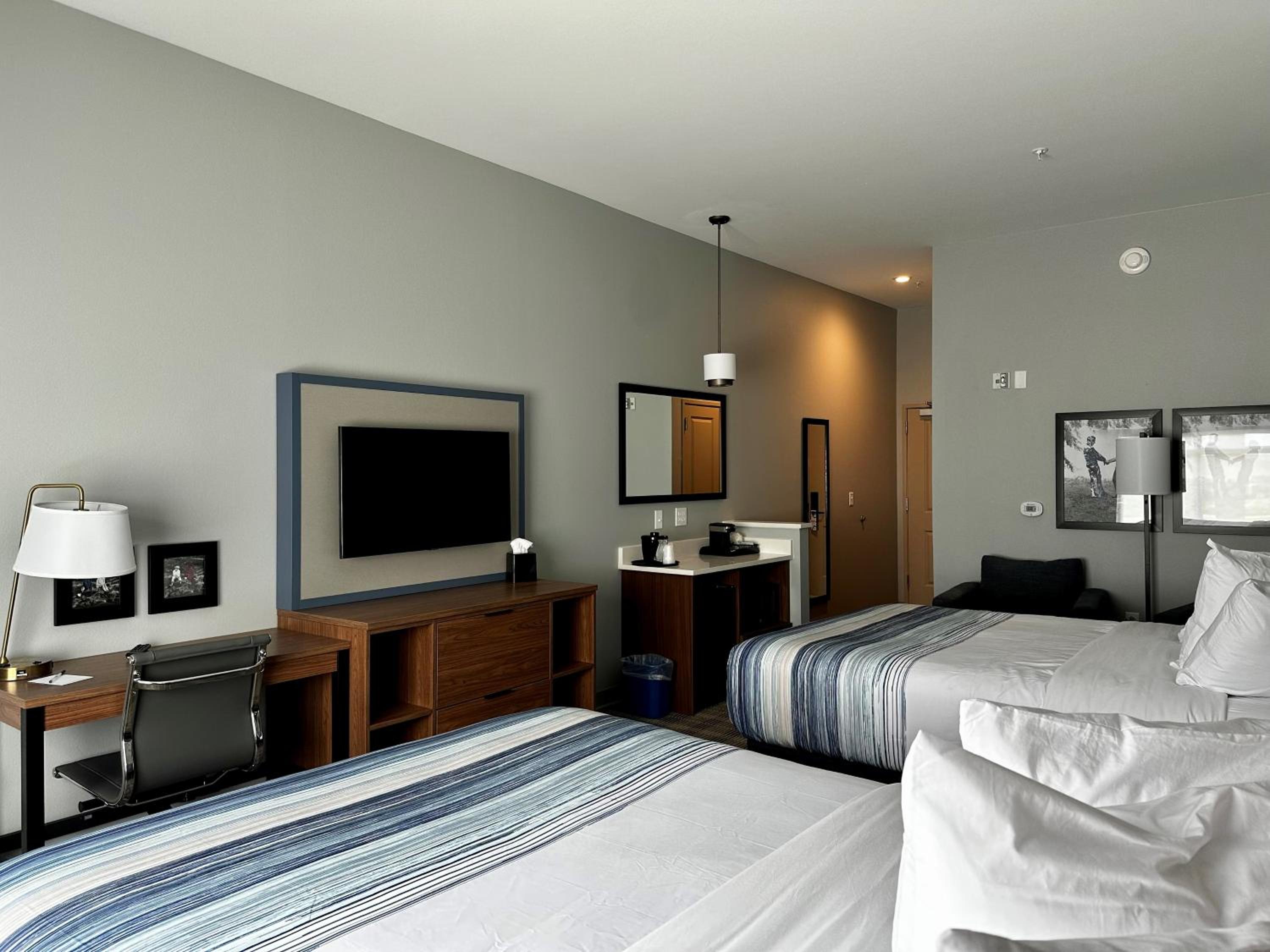 Queen Room with Two Queen Beds - Hearing Accessible/Non-Smoking - Photo 10