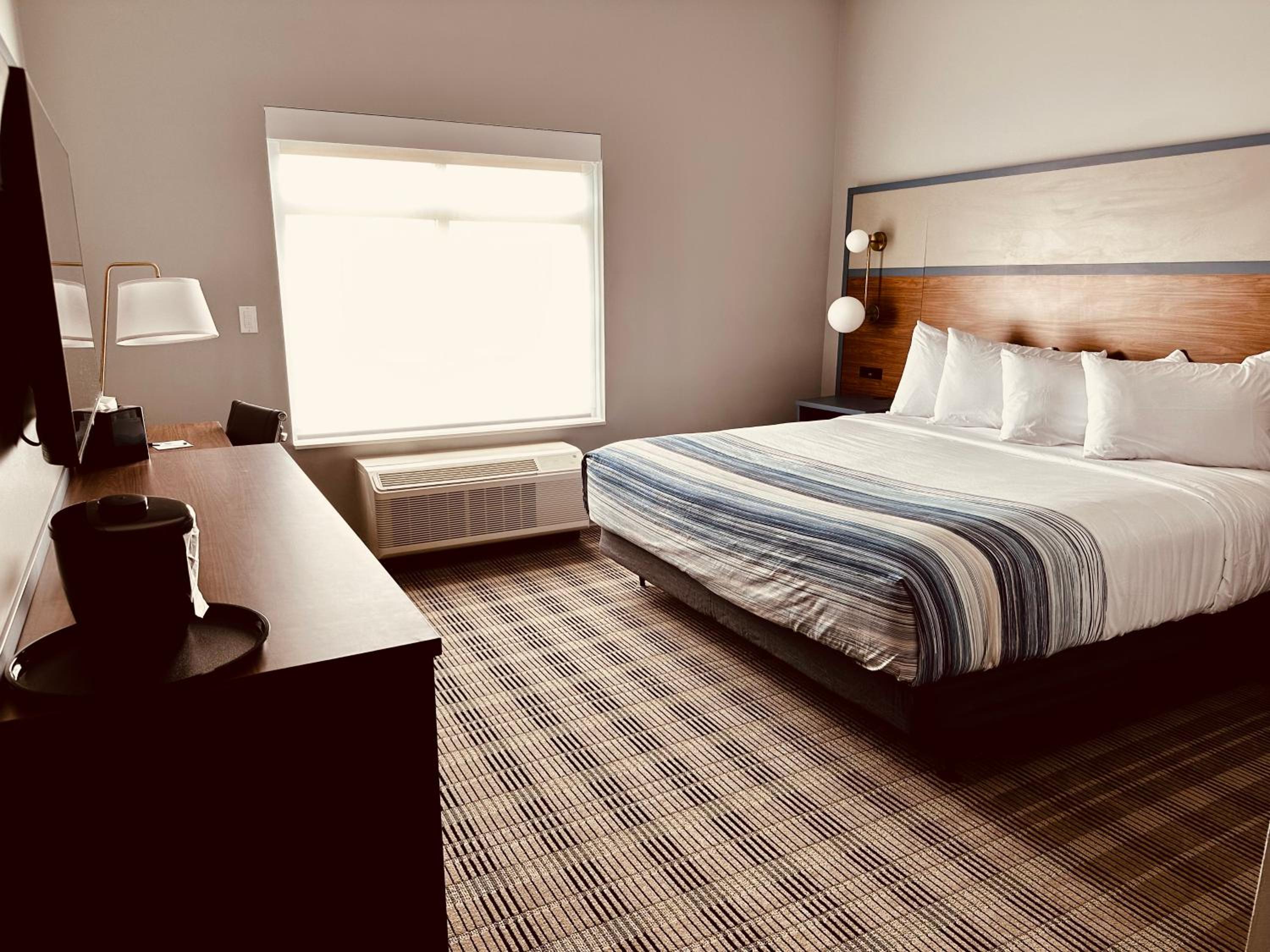 King Room - Non-Smoking - Photo 4