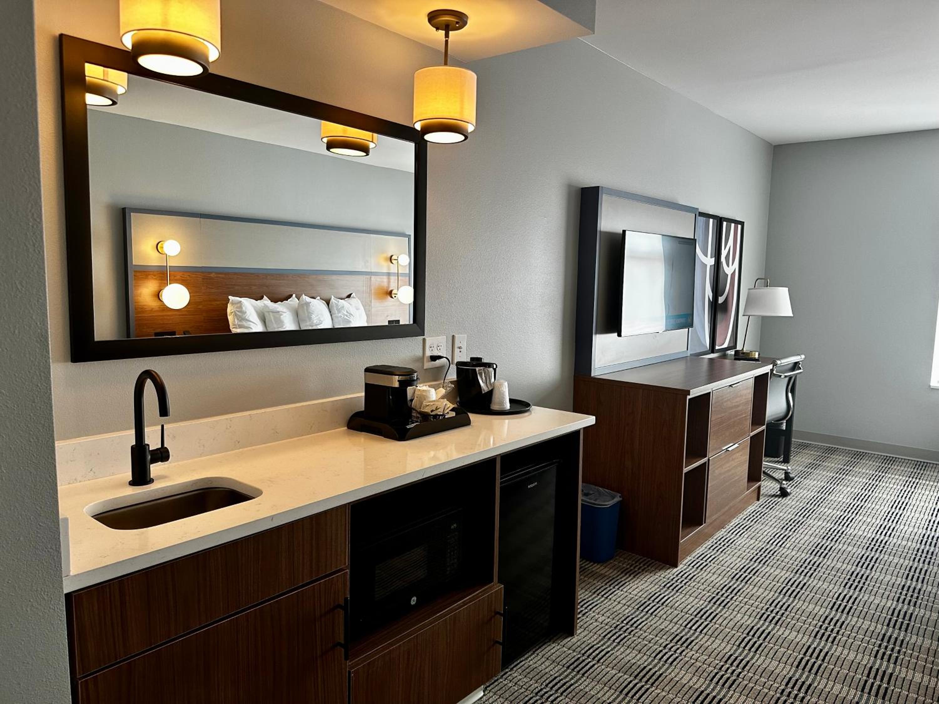 King Suite - Non-Smoking - Photo 4