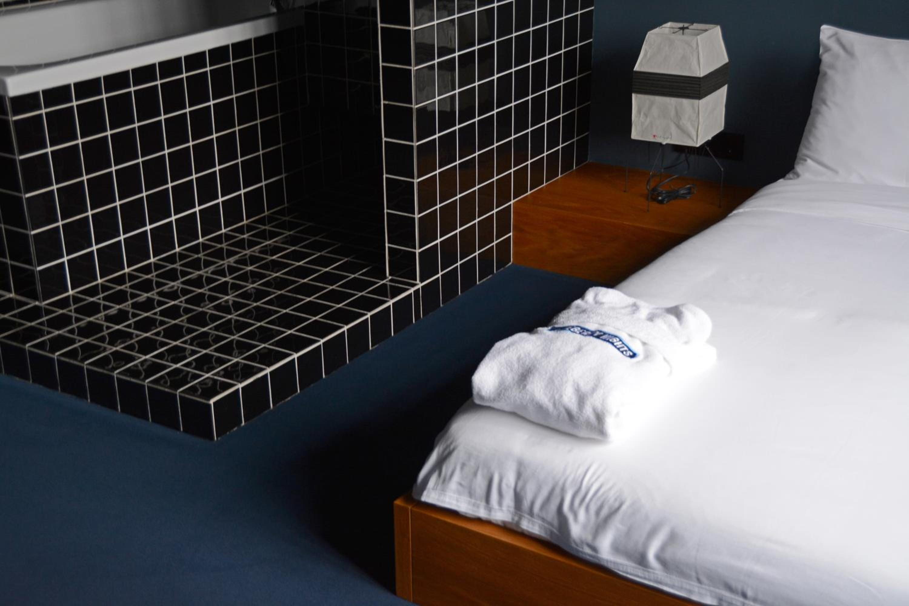 Deluxe Double Room with Bath - Photo 17