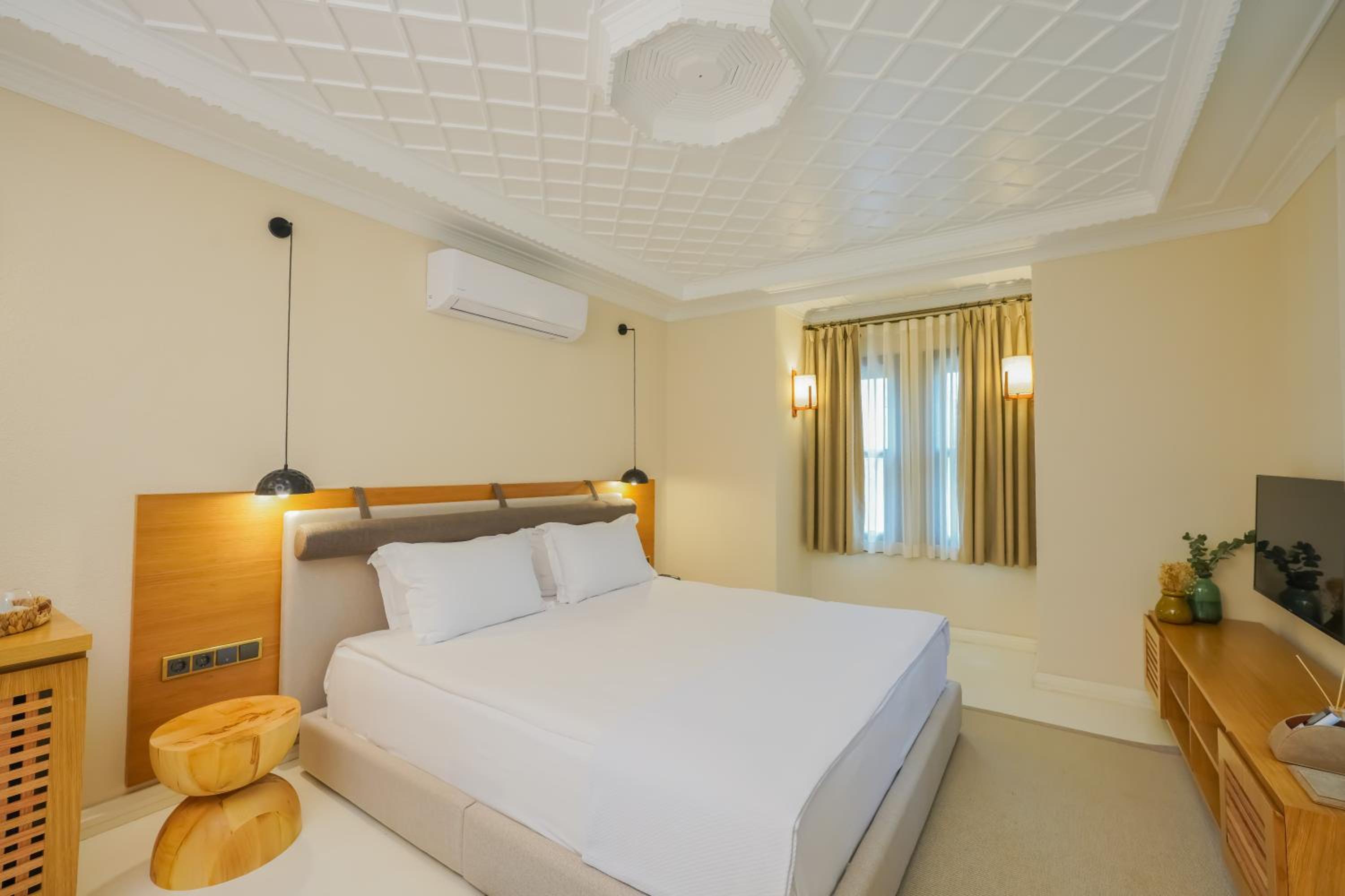 Deluxe King Room - Photo 1