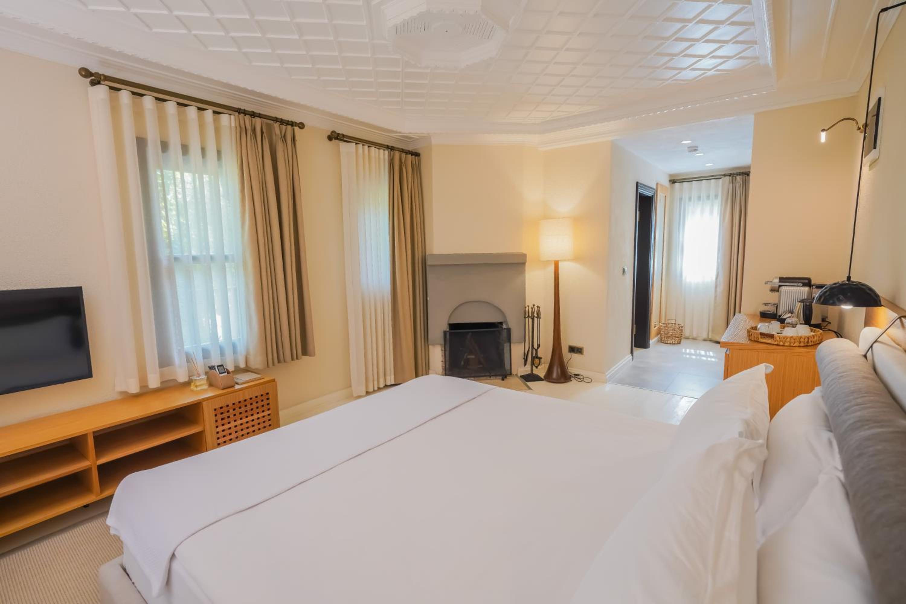 Deluxe King Room - Photo 5