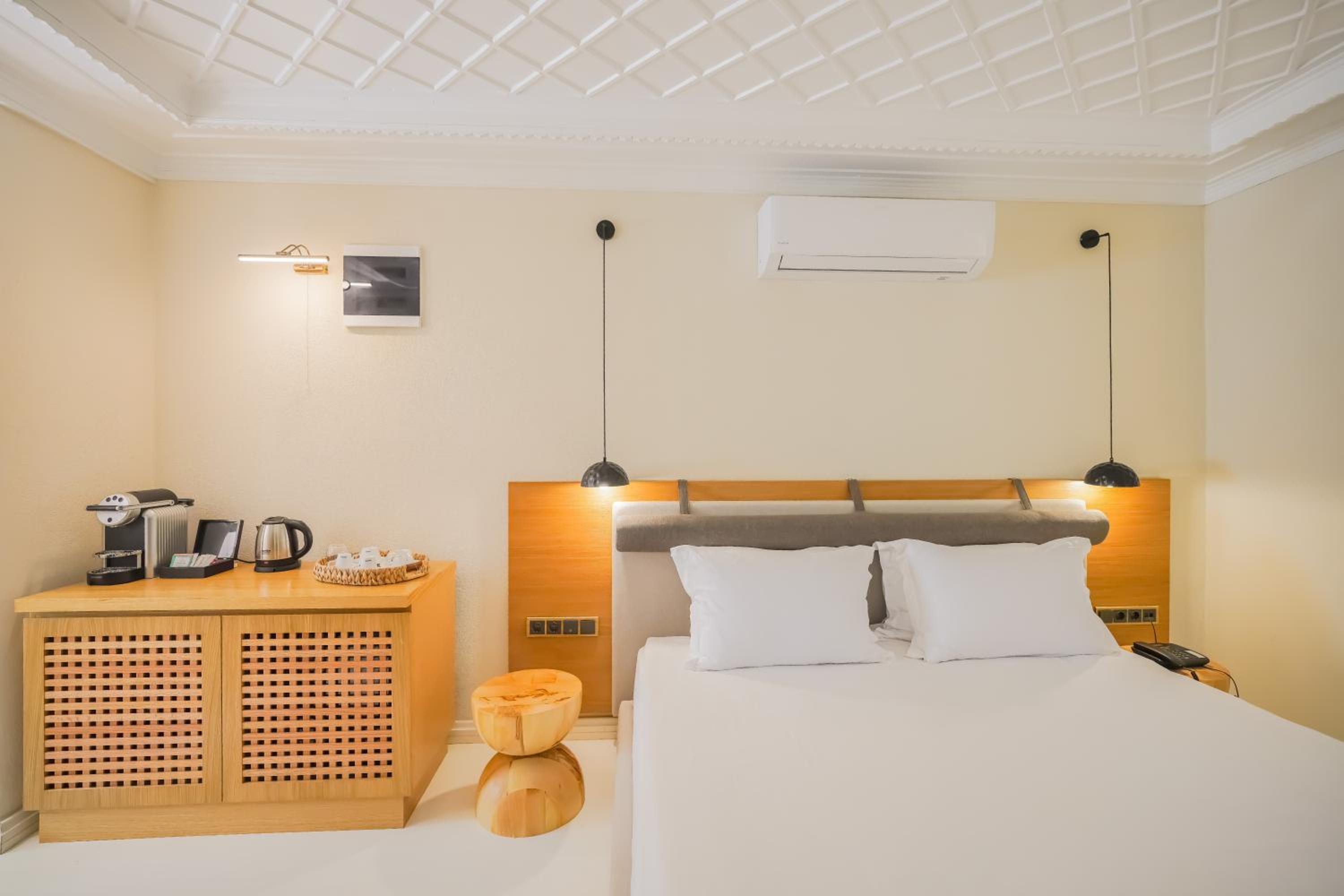 Deluxe King Room - Photo 6