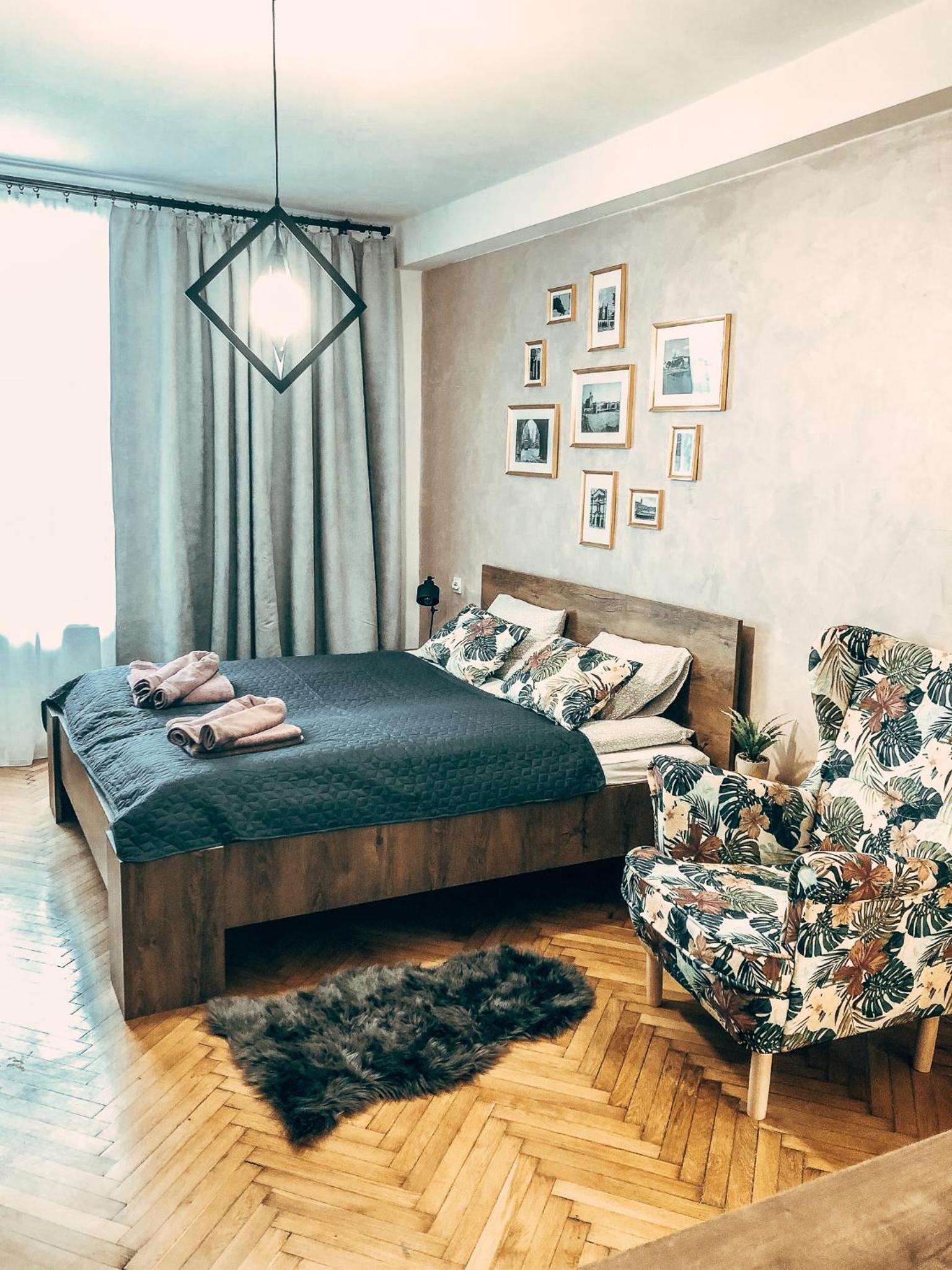 One-Bedroom Apartment with Courtyard View 