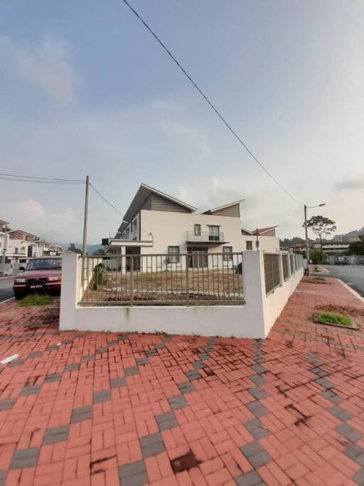 Five-Bedroom House photo 1