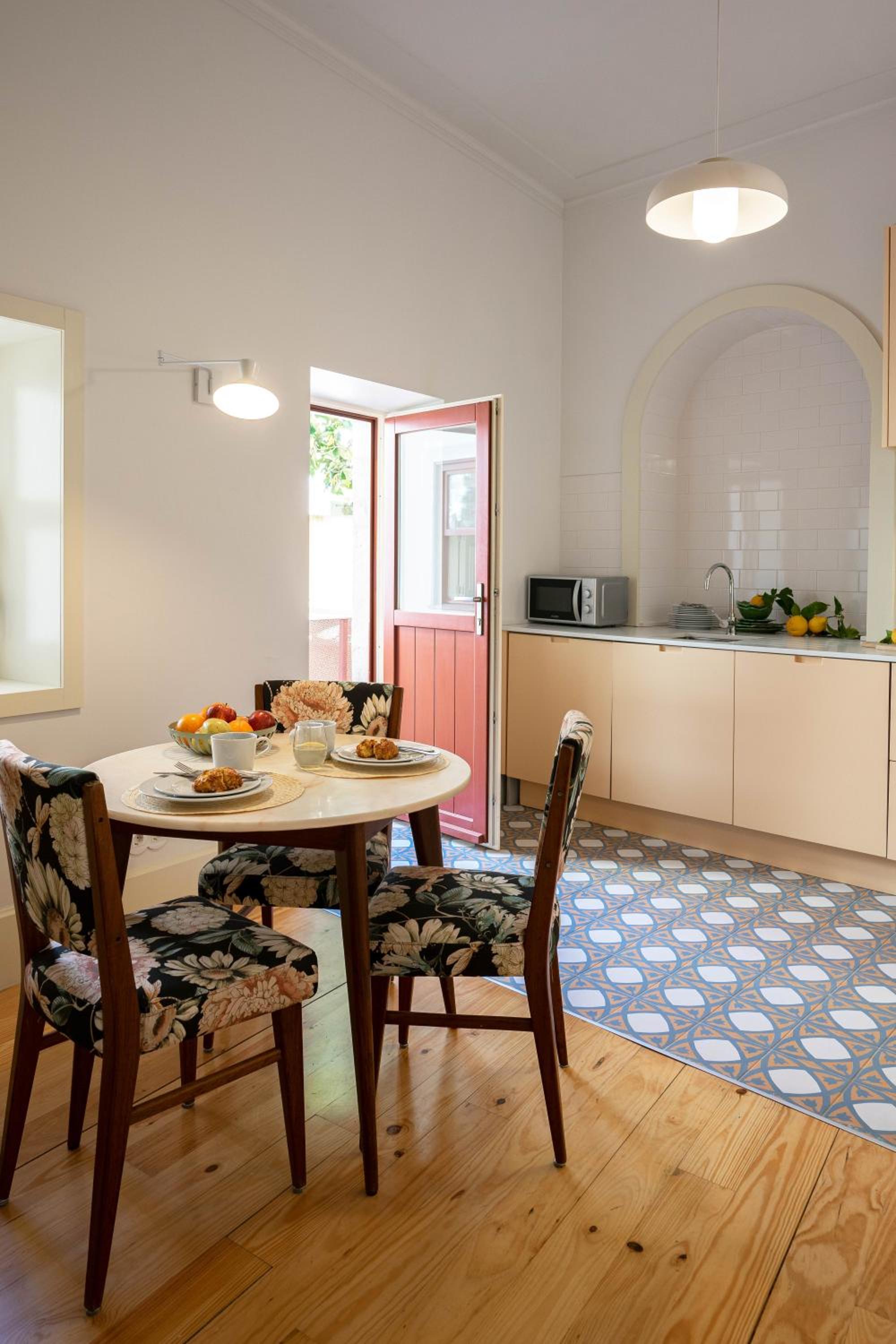 Three-Bedroom Apartment with Garden photo 3