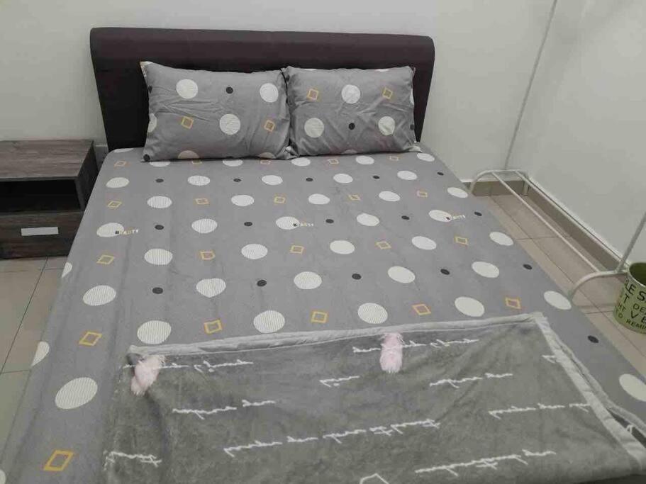 Five-Bedroom House photo 2