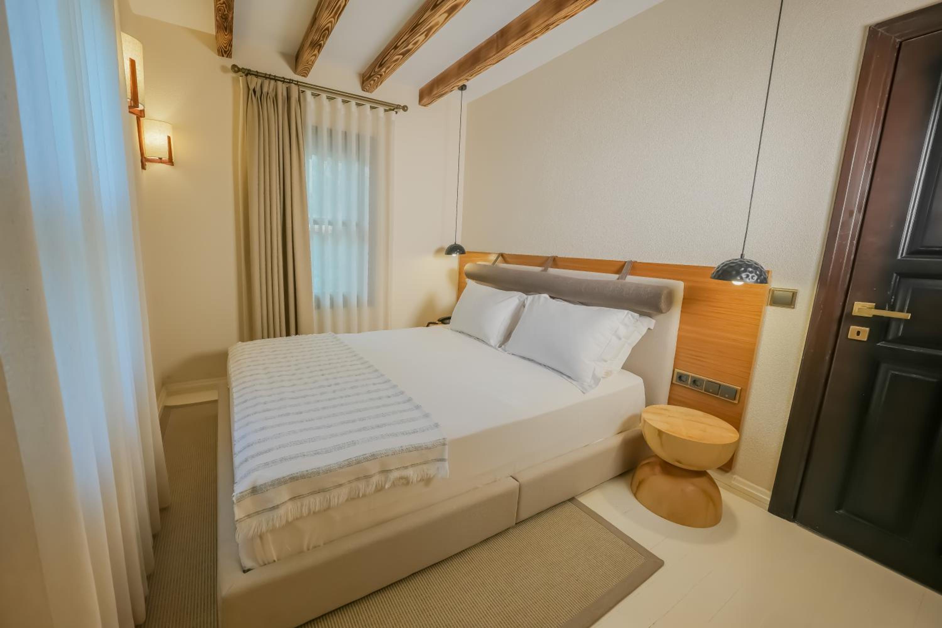 Superior King Room - Photo 4
