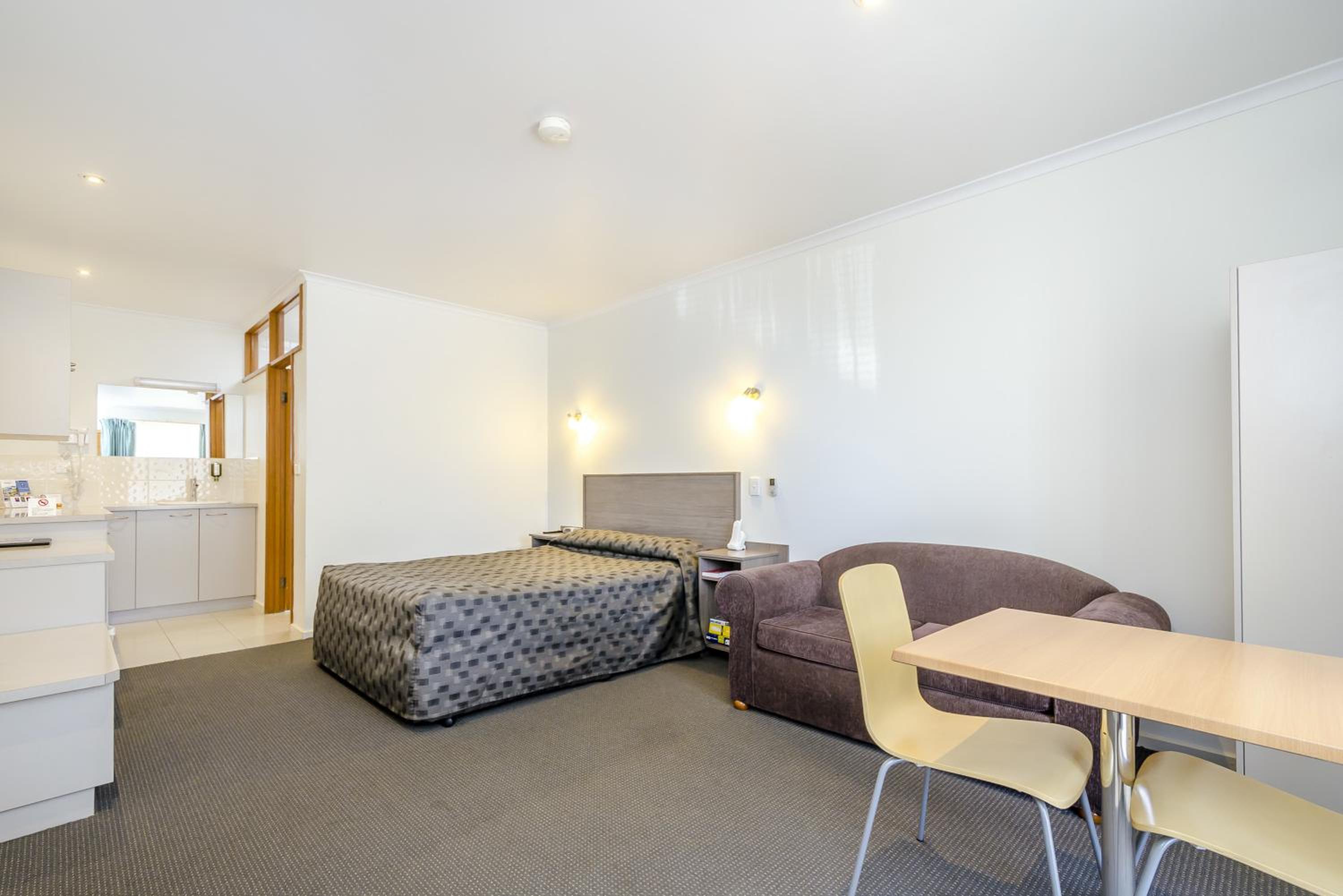 Deluxe Queen Room - Photo 5