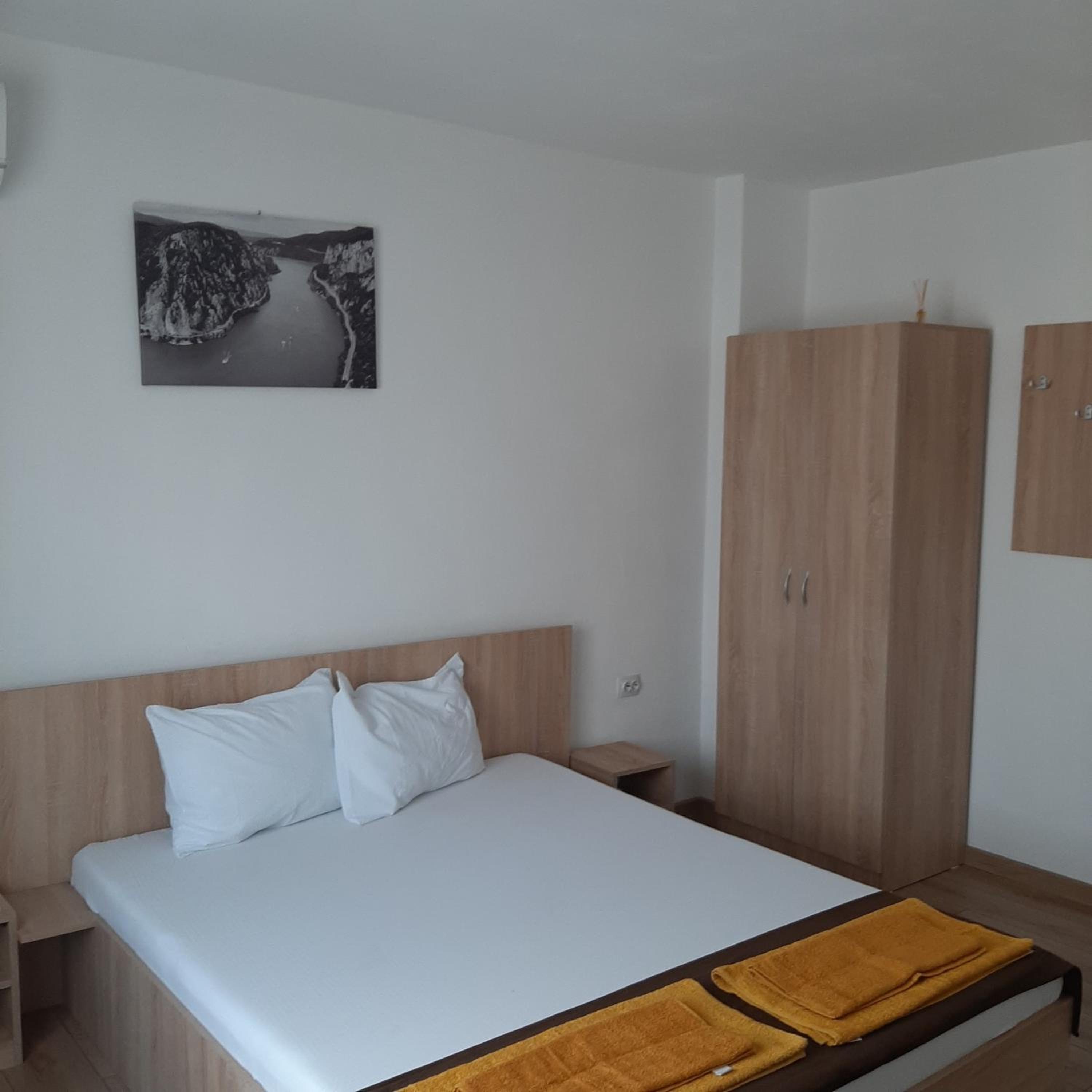 Double Room with Private Bathroom - Photo 15