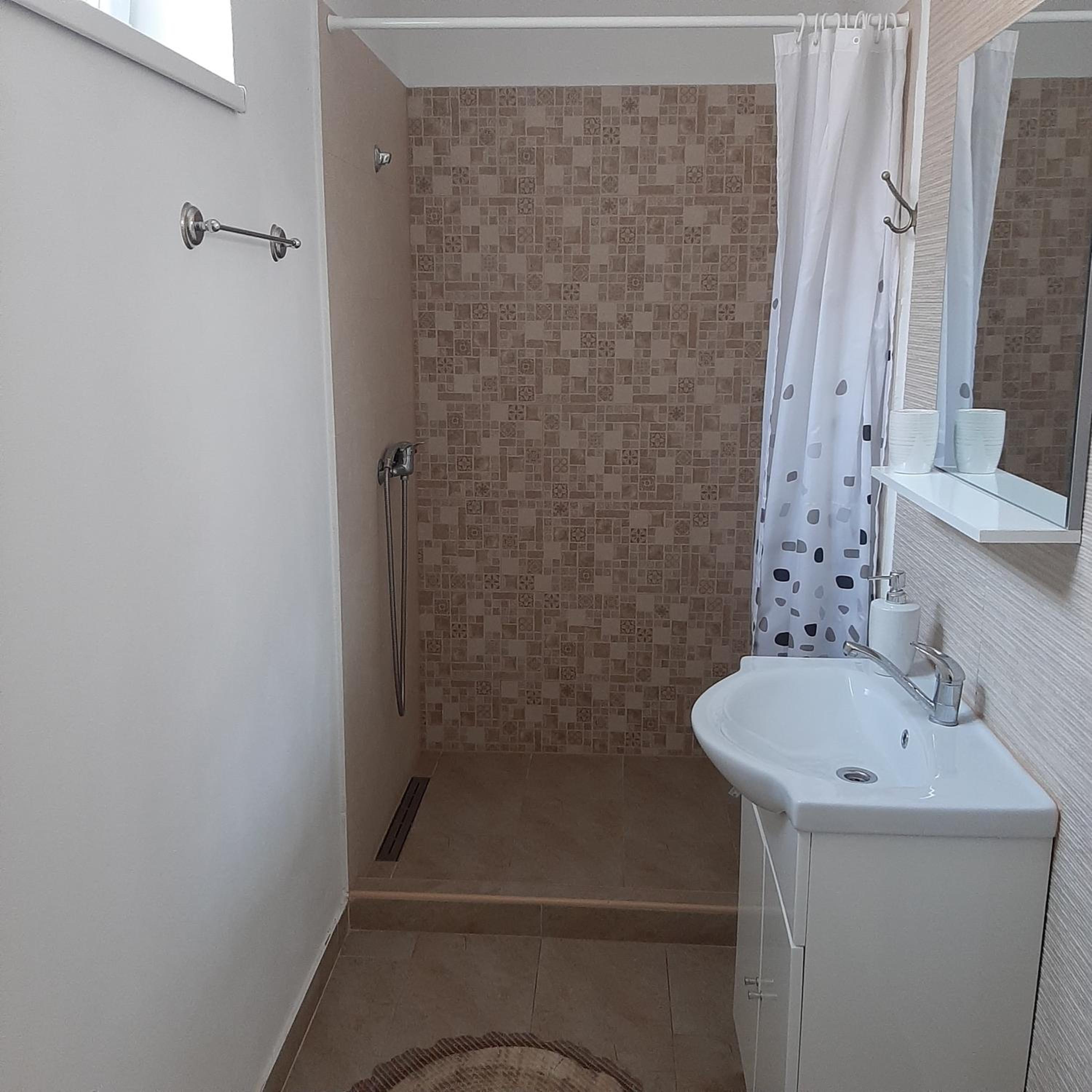 Double Room with Private Bathroom - Photo 2