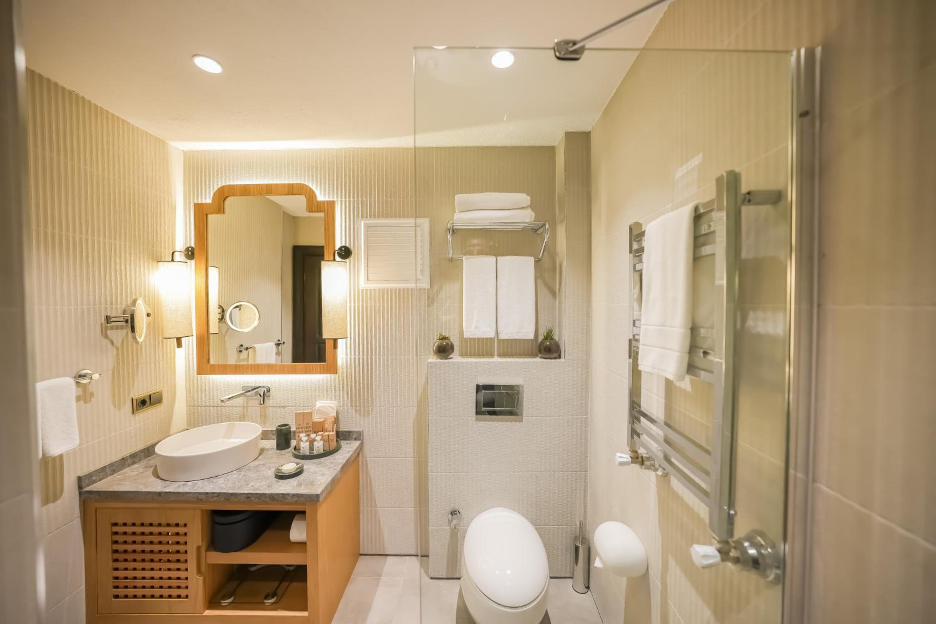 Executive Suite - Photo 5