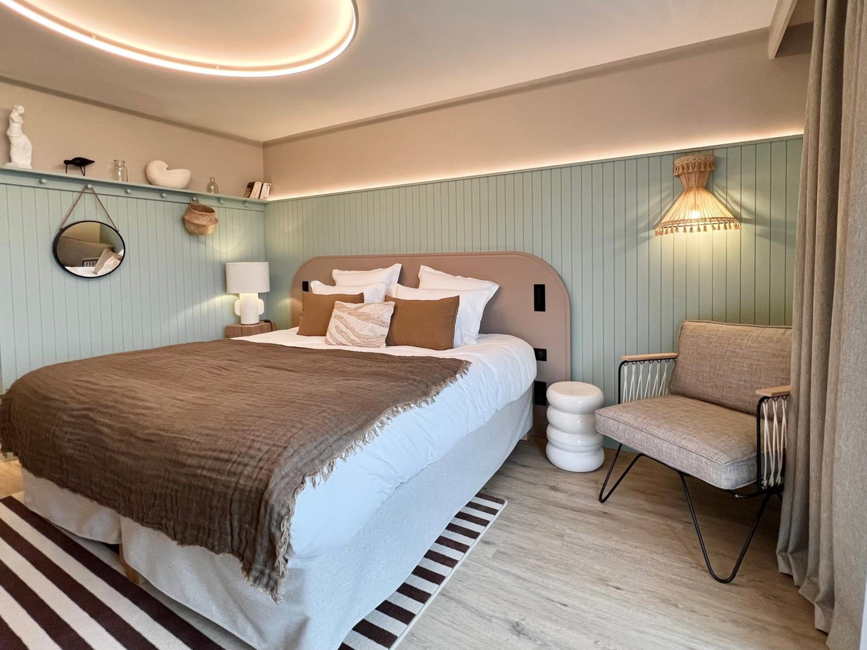 Classic Double Room with Side Sea View - Photo 2