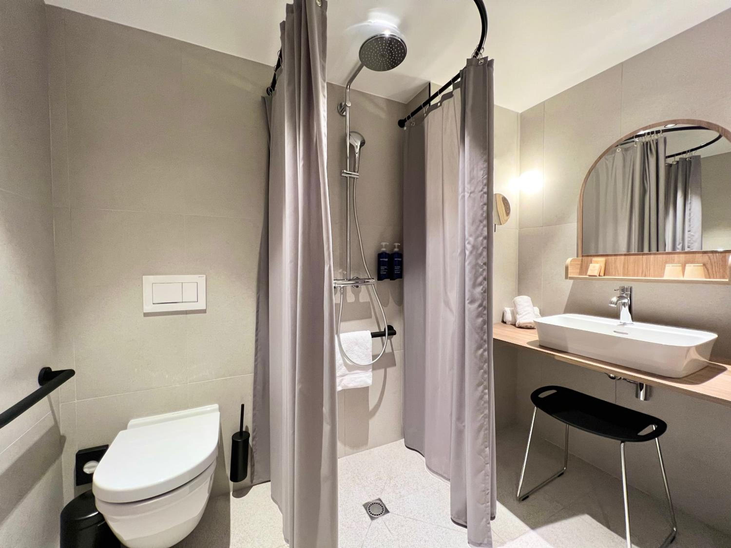 Double Room with Side Sea View - Disability Access - Photo 5