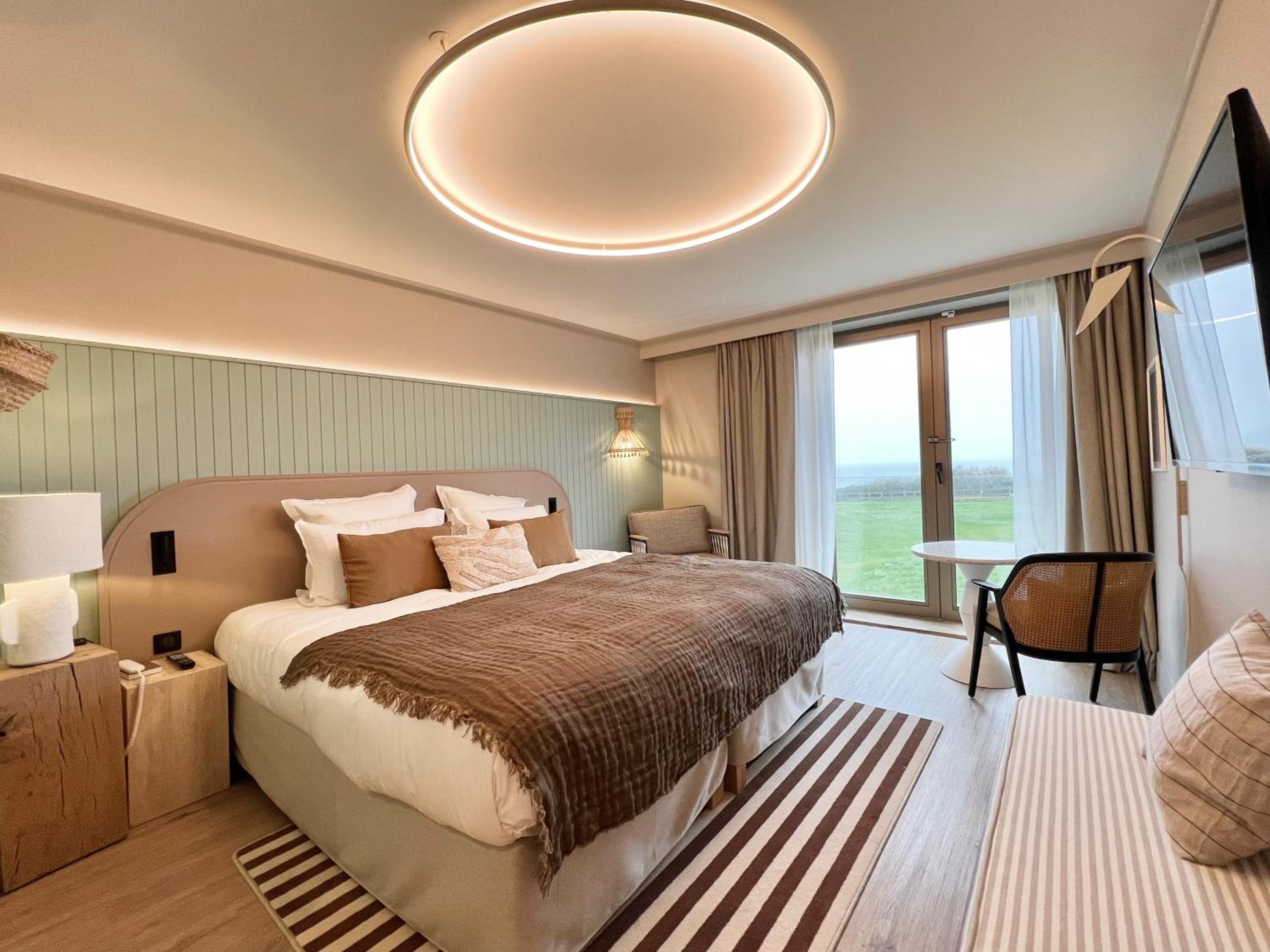Classic Double Room with Side Sea View - Photo 3