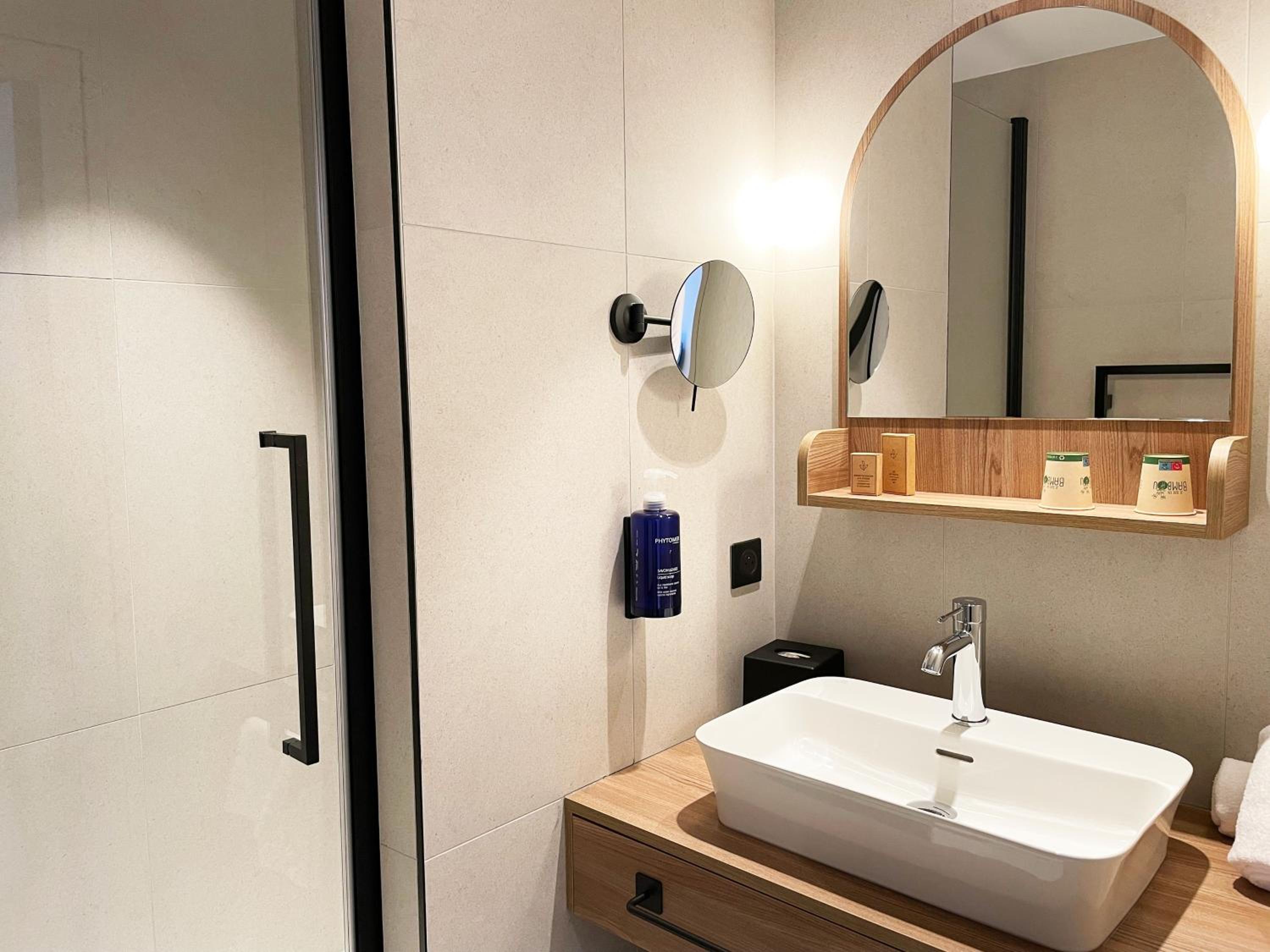 Classic Double Room with Side Sea View - Photo 6
