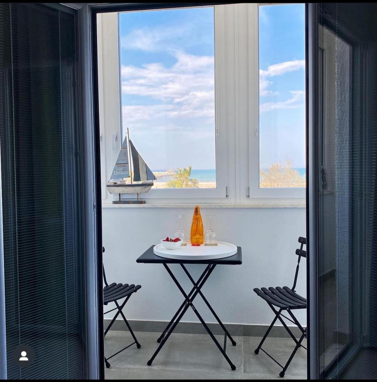 Double Room with Sea View - Photo 4