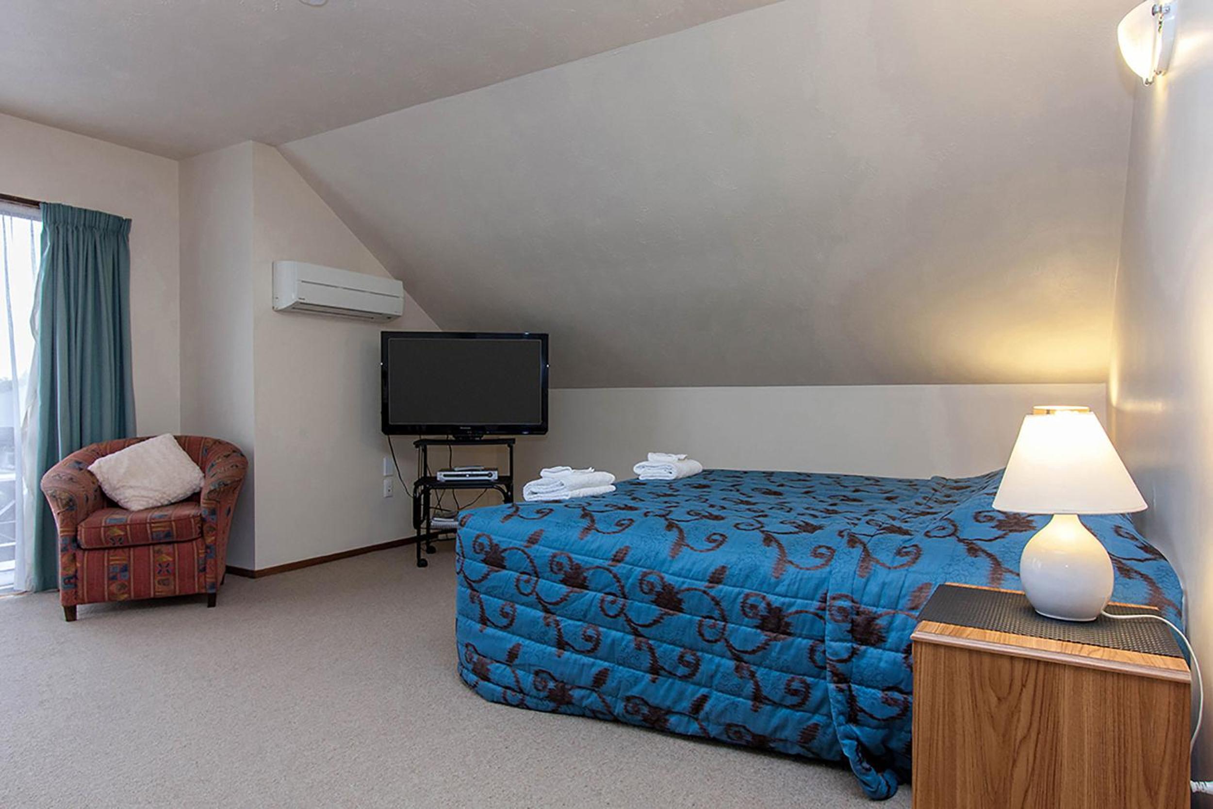 Studio with Separate Bedroom - Photo 5