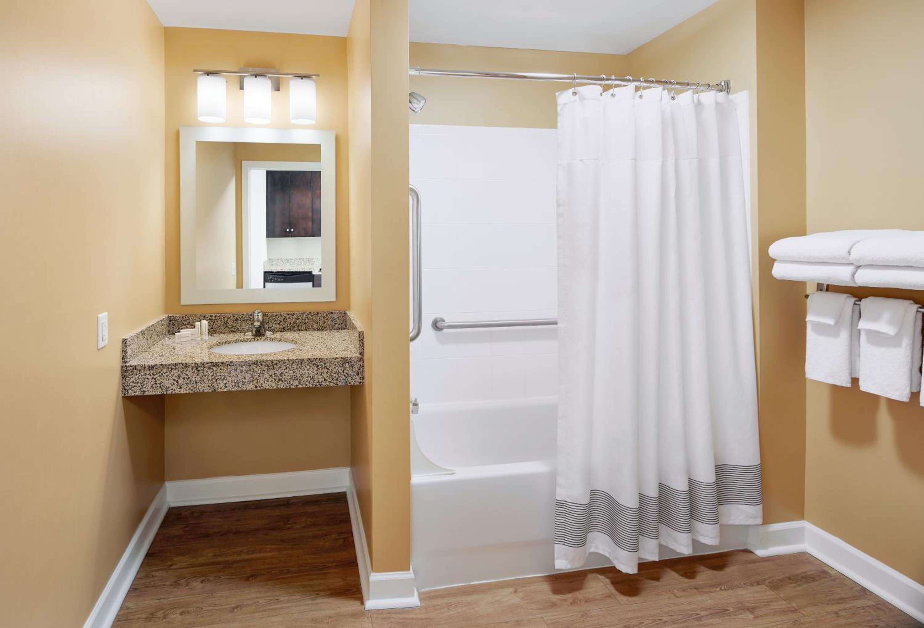 Queen Studio with Sofa Bed and Adapted Tub - Mobility and Hearing Accessible - Photo 5