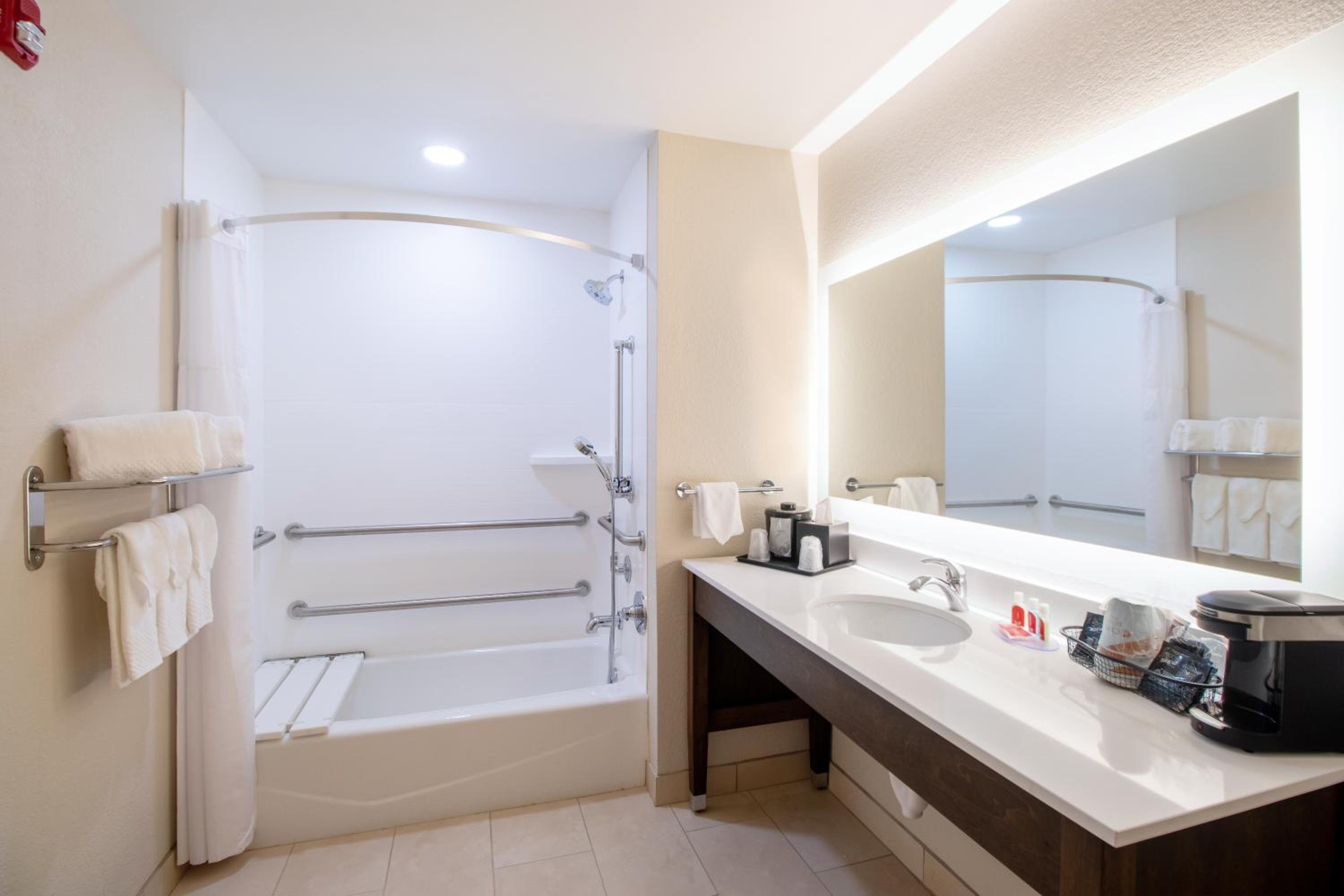 King Room with Tub - Disability Access/Non Smoking - Photo 3