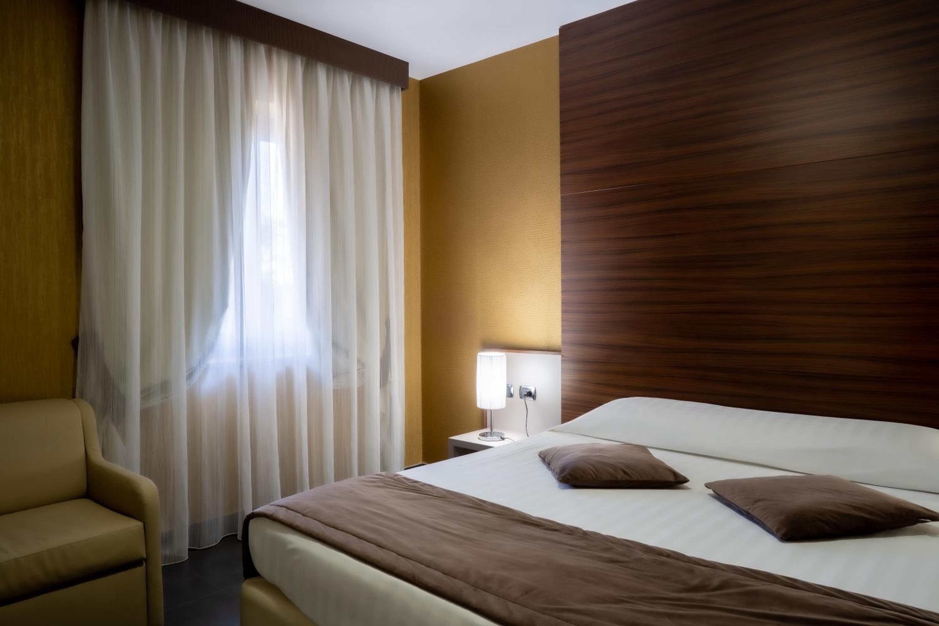 Deluxe Double Room - Photo 15
