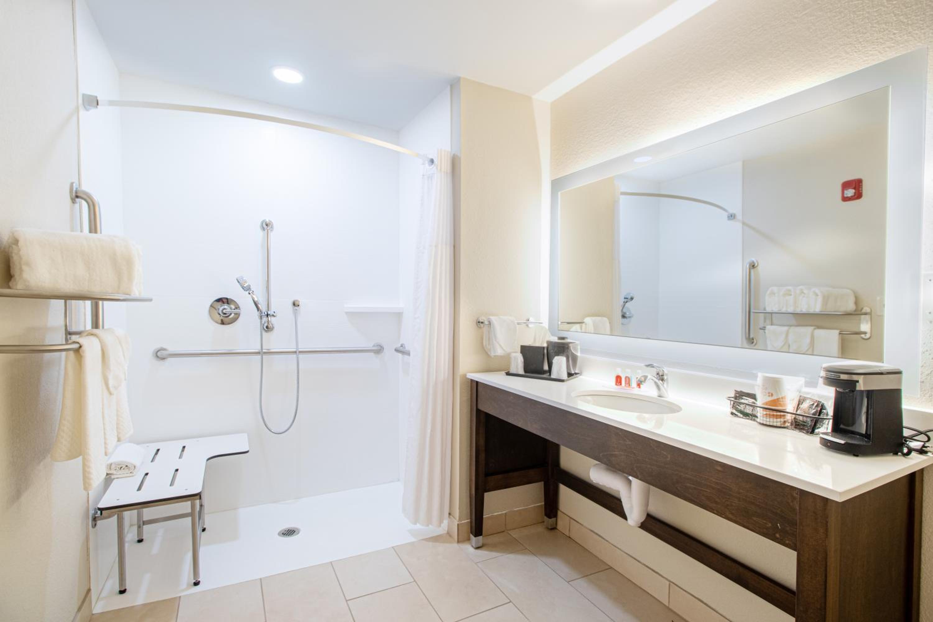 King Room with Roll-In Shower - Disability Access/Non Smoking - Photo 3