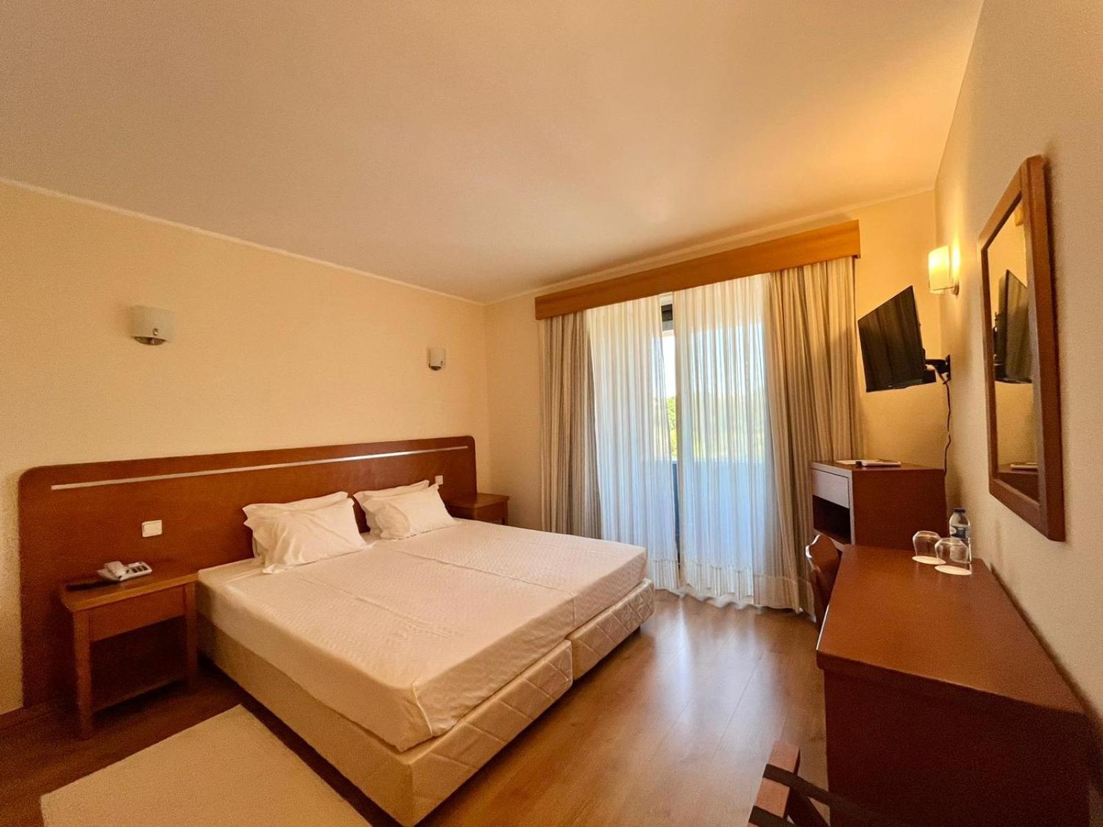 Twin Room - Disability Access photo 2