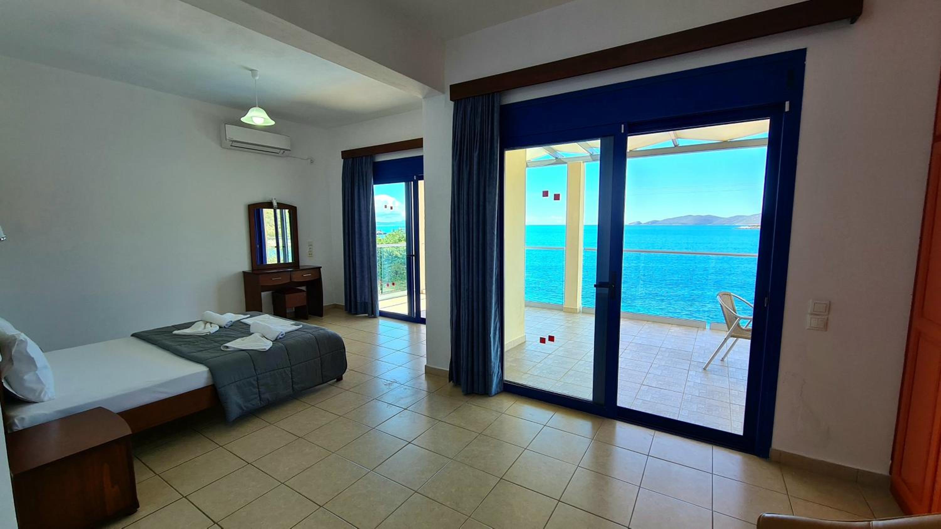 Villa - Beach Front - Photo 10