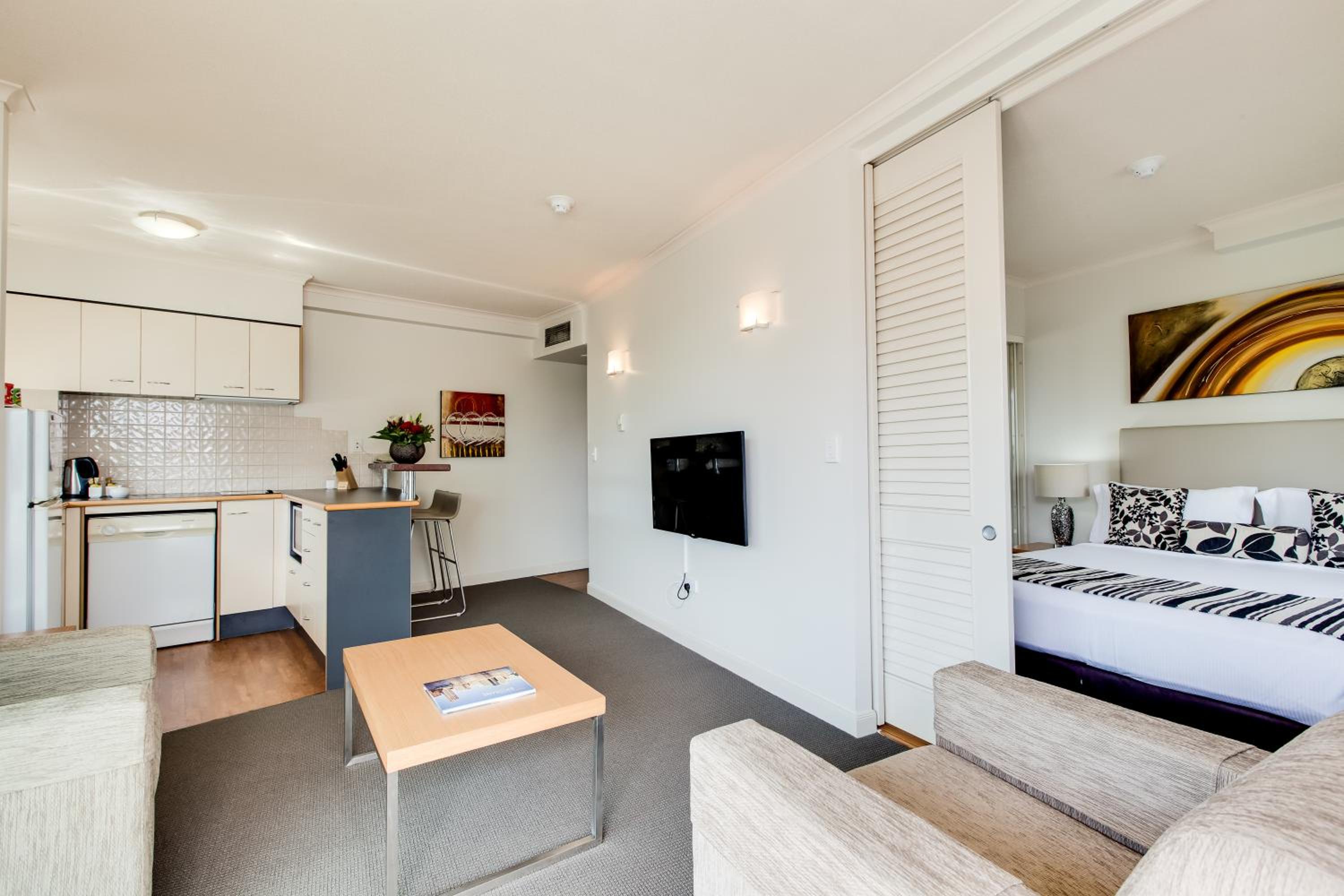 One Bedroom Queen - Photo 4